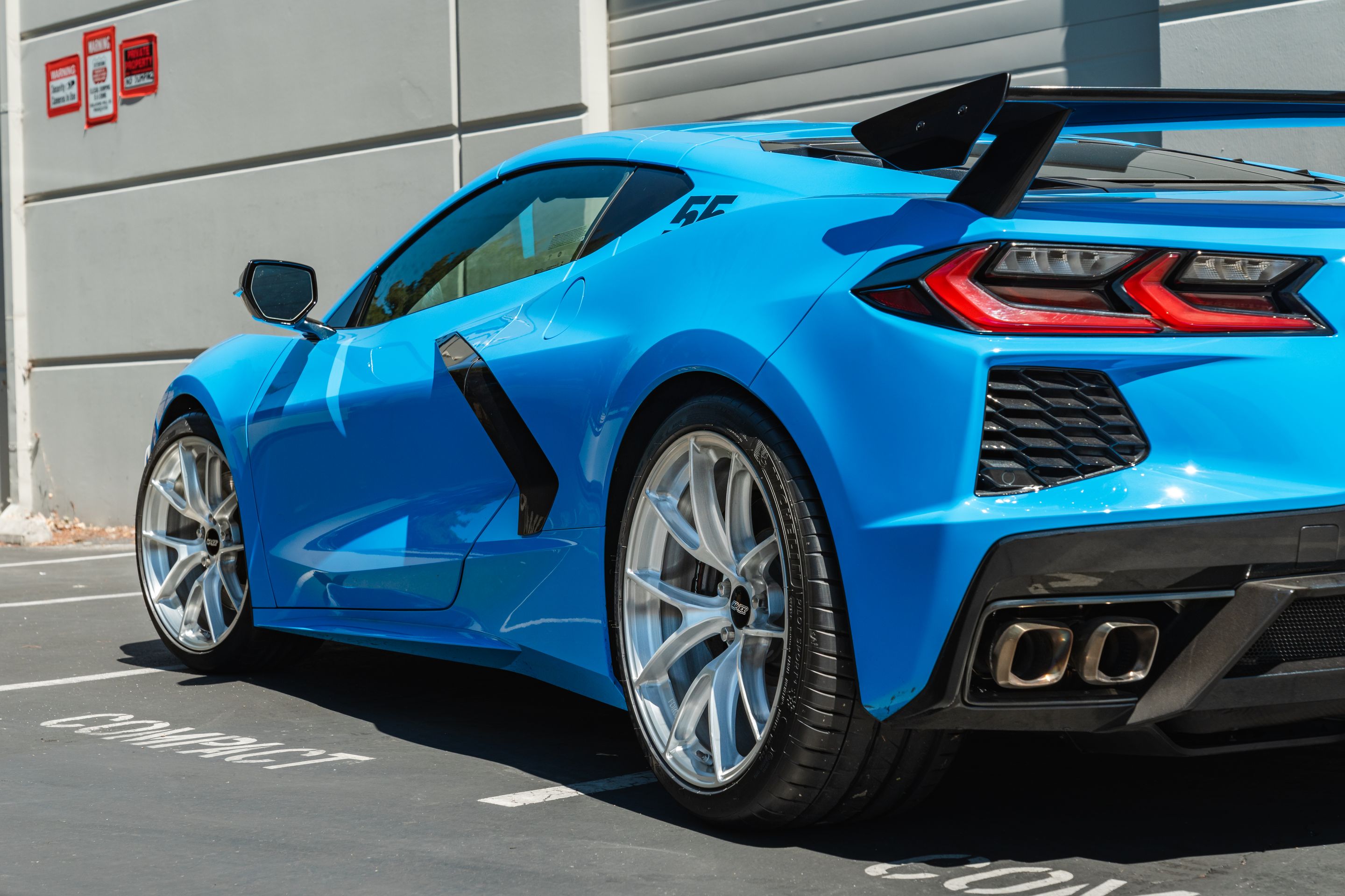 Blue Chevrolet C8 Corvette Stingray/Z51 with 19"/20" VS-5RS Apex wheels in Brushed Clear