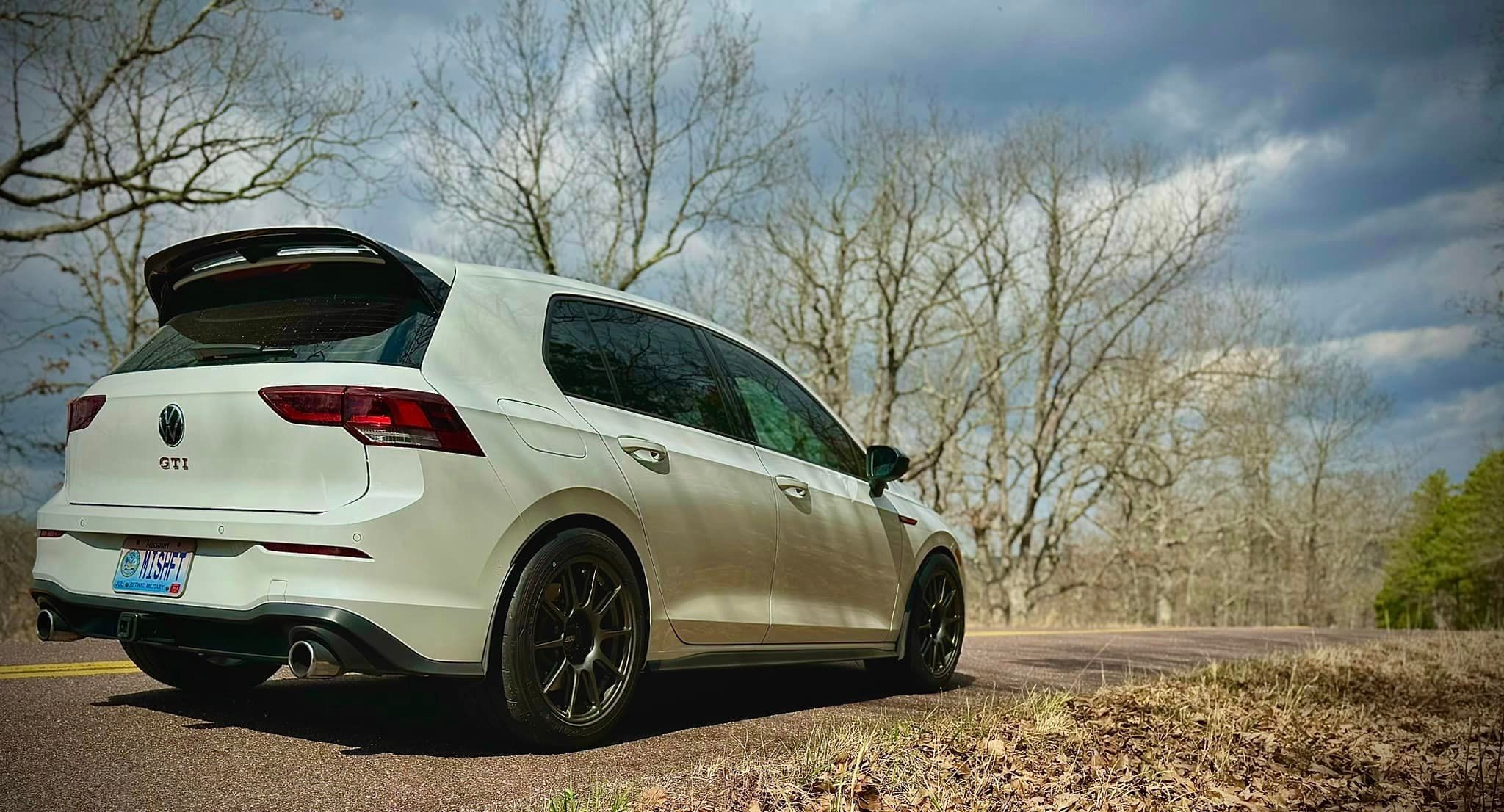 White VW MK8 GTI with 17" SM-10 Apex wheels in Anthracite