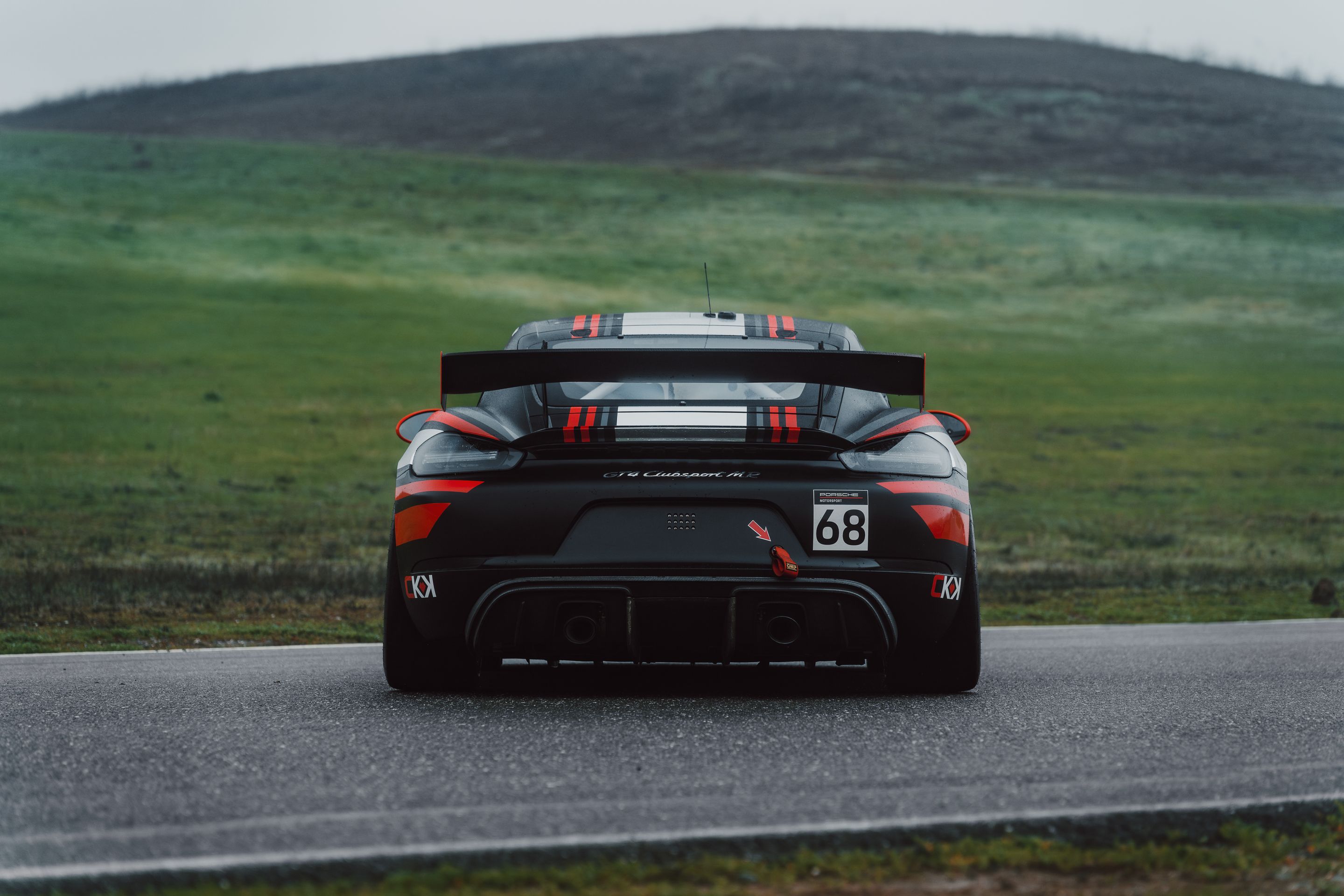 Black Porsche 718 Cayman GT4 Clubsport with 18" VS-5RE Apex wheels in Anthracite