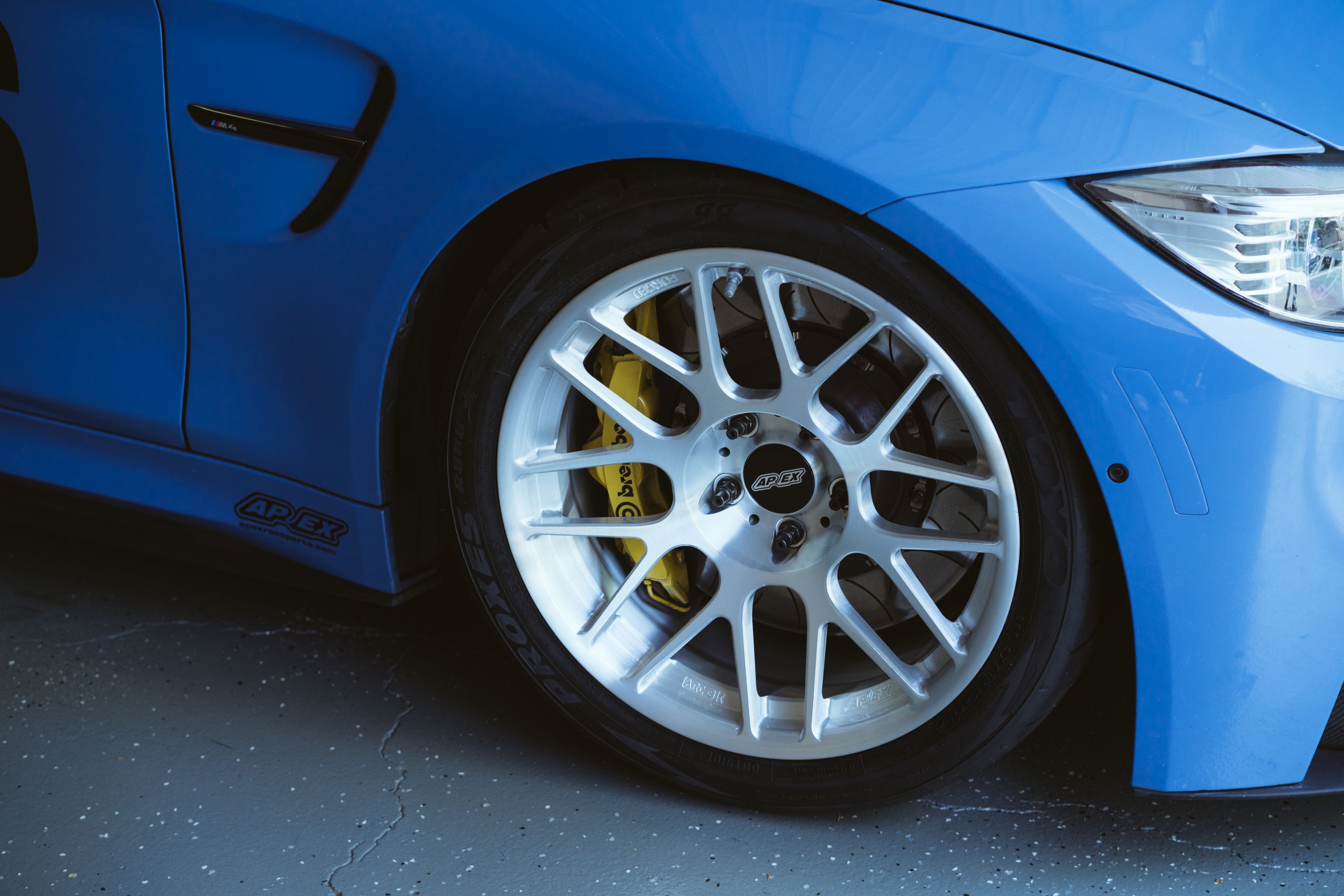 Blue BMW F82 Coupe M4 with 18" ARC-8R Apex wheels in Brushed Clear
