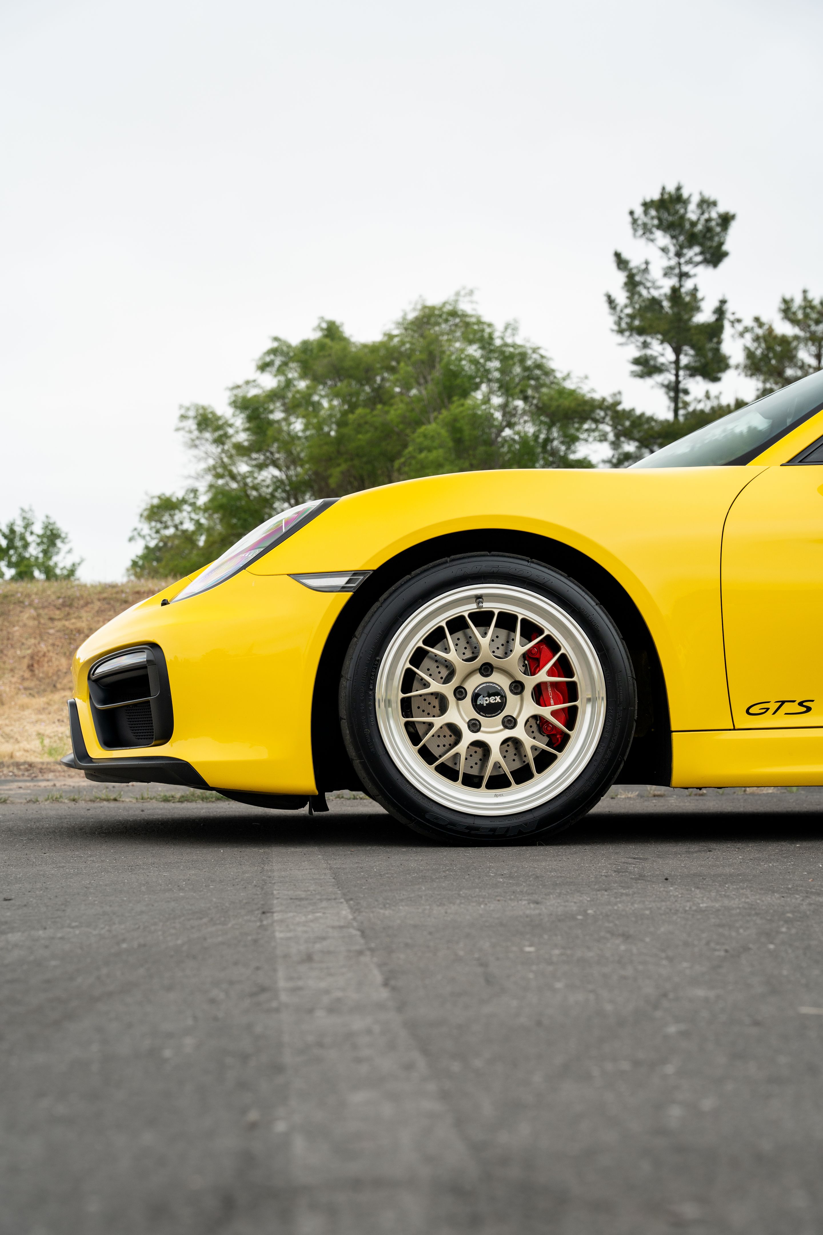 Yellow Porsche 981 Cayman GTS with 18" ML-10RT Apex wheels in Machined Lip Gloss Motorsport Gold