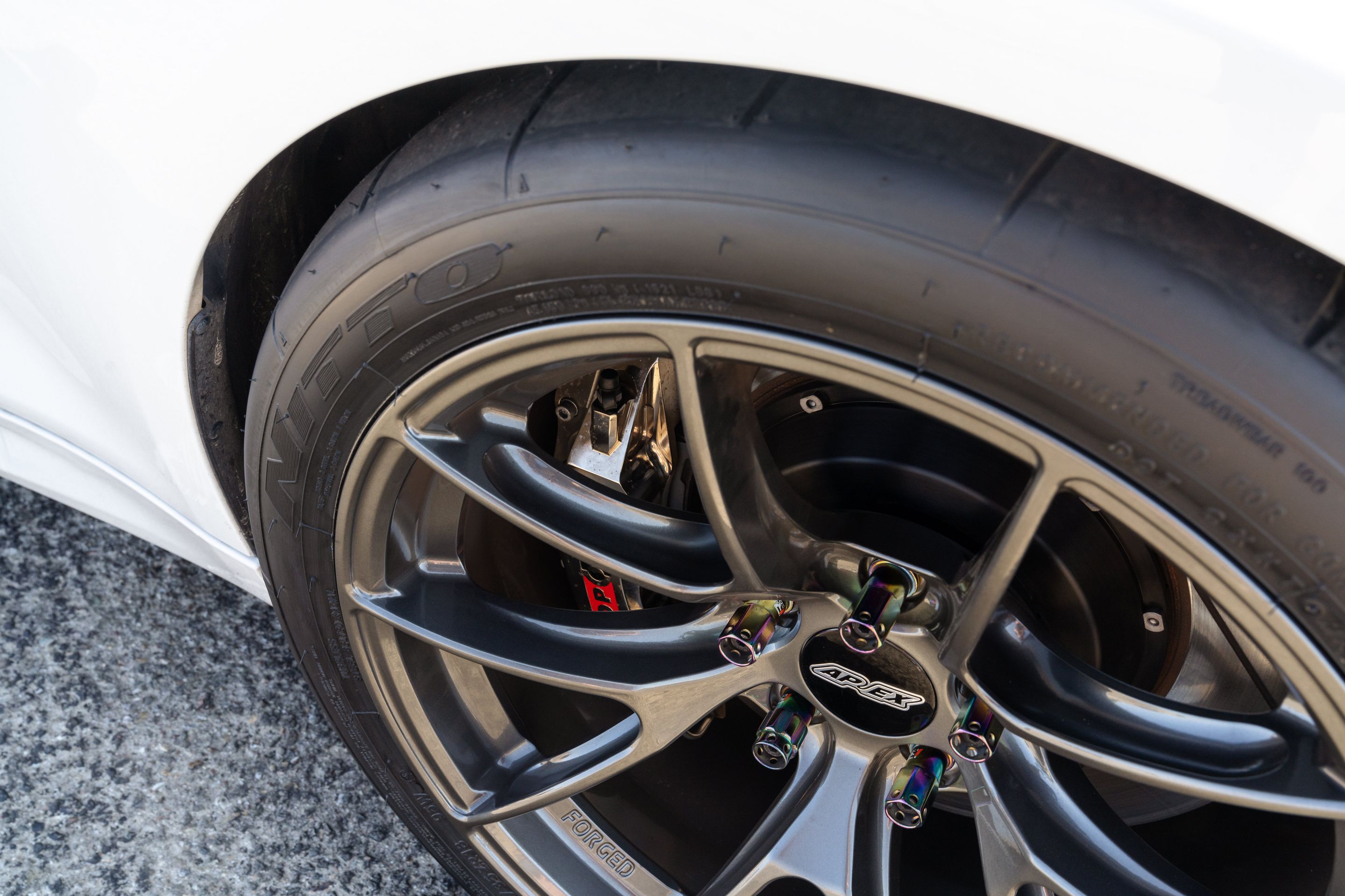 White BMW F87 M2 with 18" VS-5RS Apex wheels in Anthracite