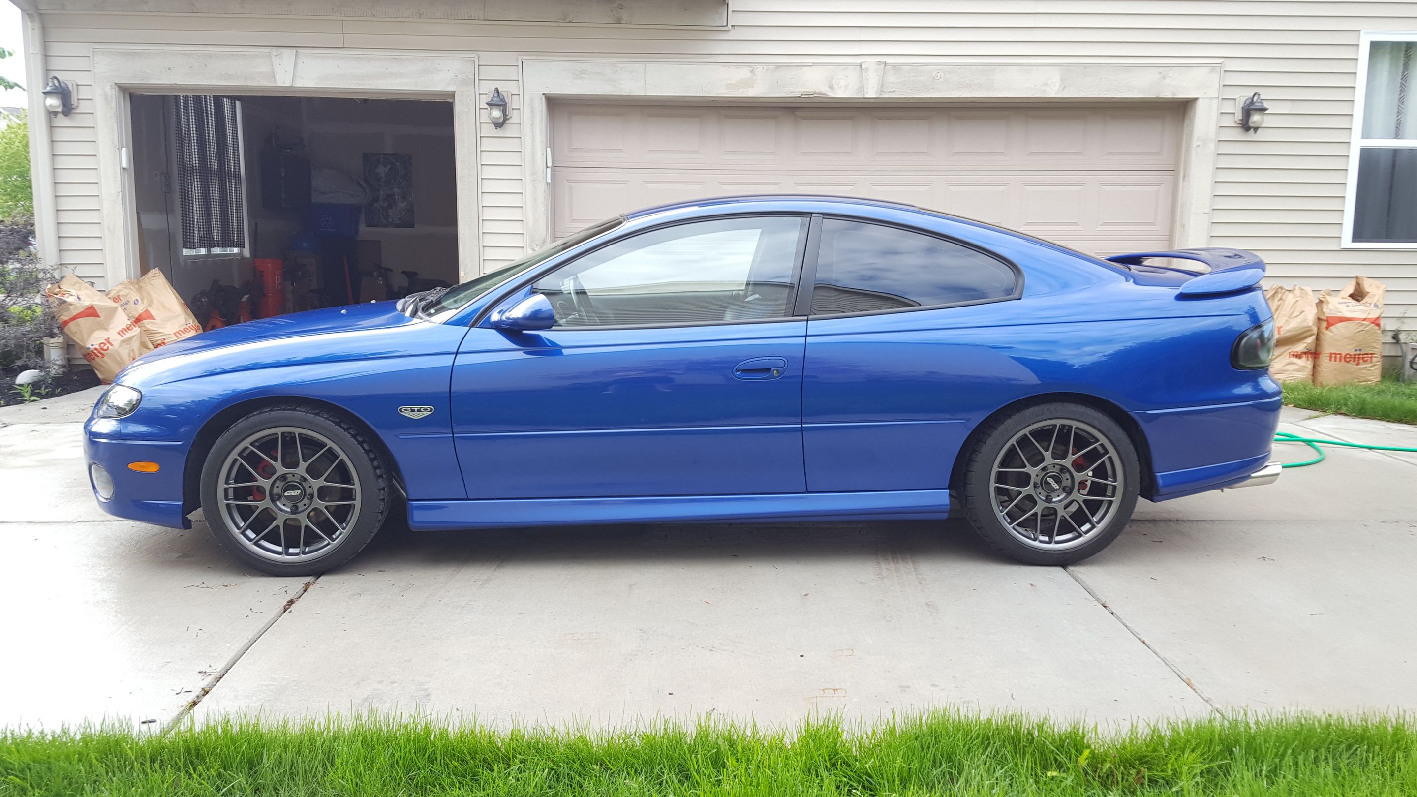 Blue Pontiac 5th Gen GTO with 18" ARC-8 Apex wheels in Anthracite