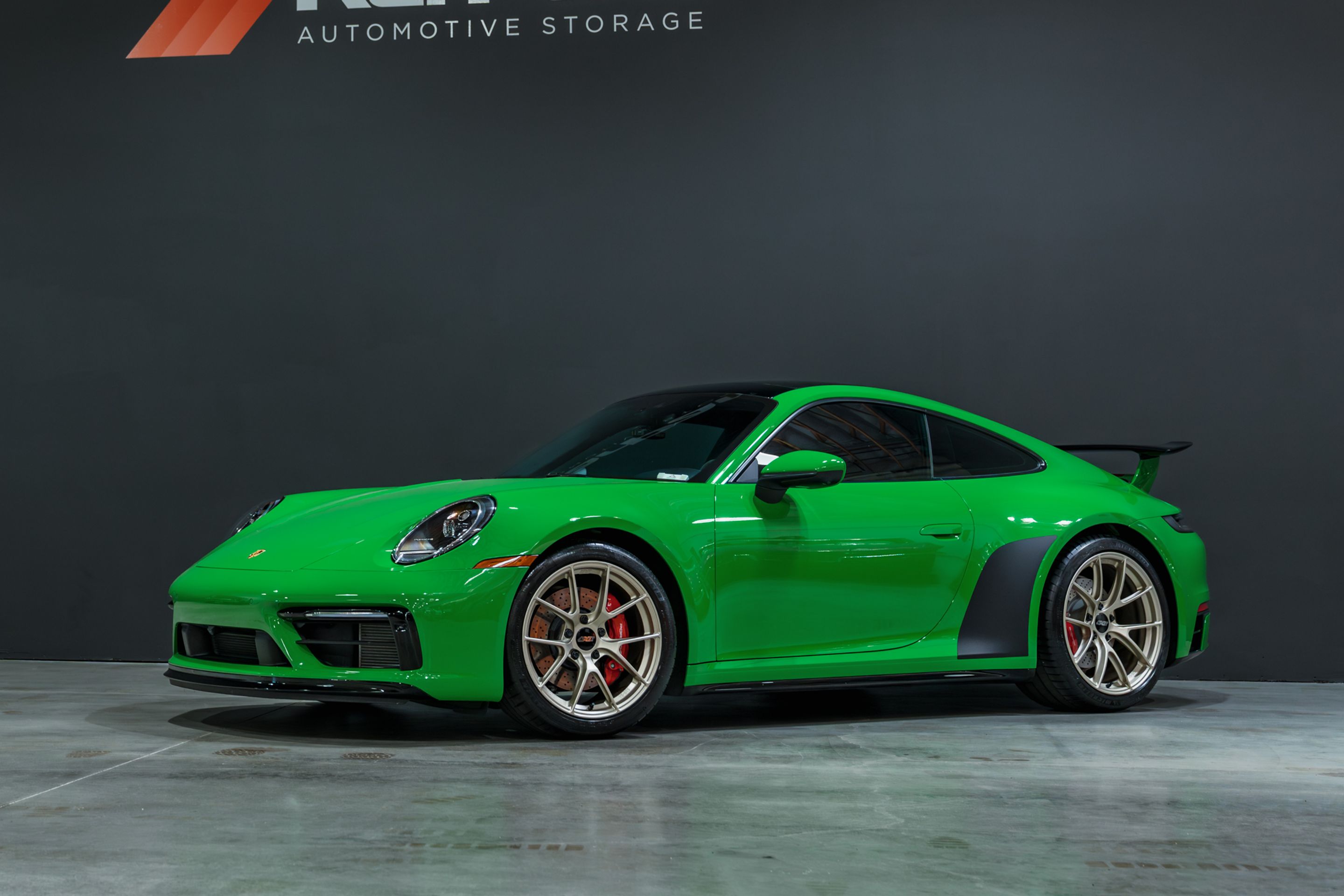 Green Porsche 911 992.1 Carrera S with 19"/20" VS-5RS Apex wheels in Motorsport Gold