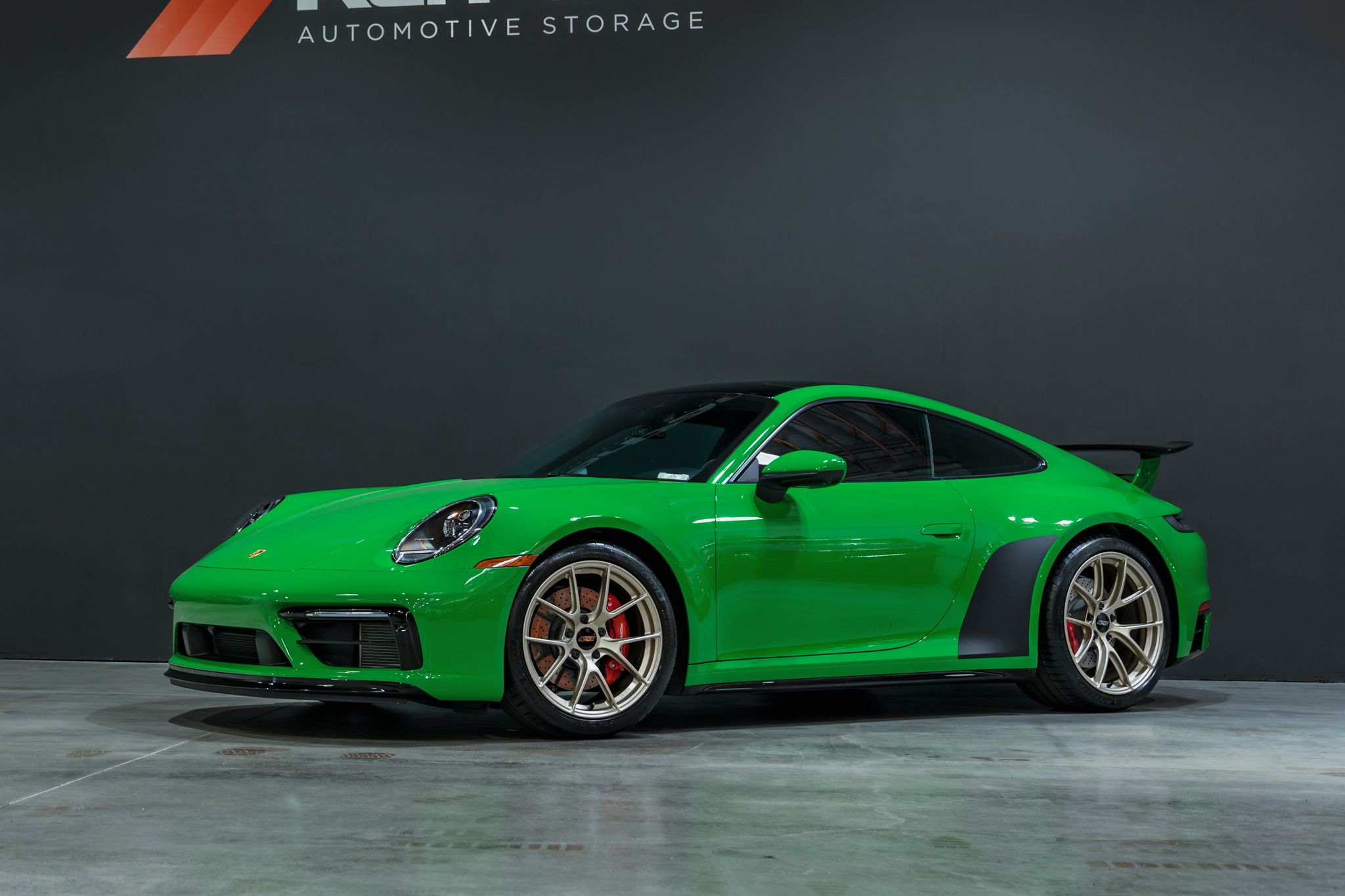 Green Porsche 911 992.1 Carrera S with 19"/20" VS-5RS Apex wheels in Motorsport Gold