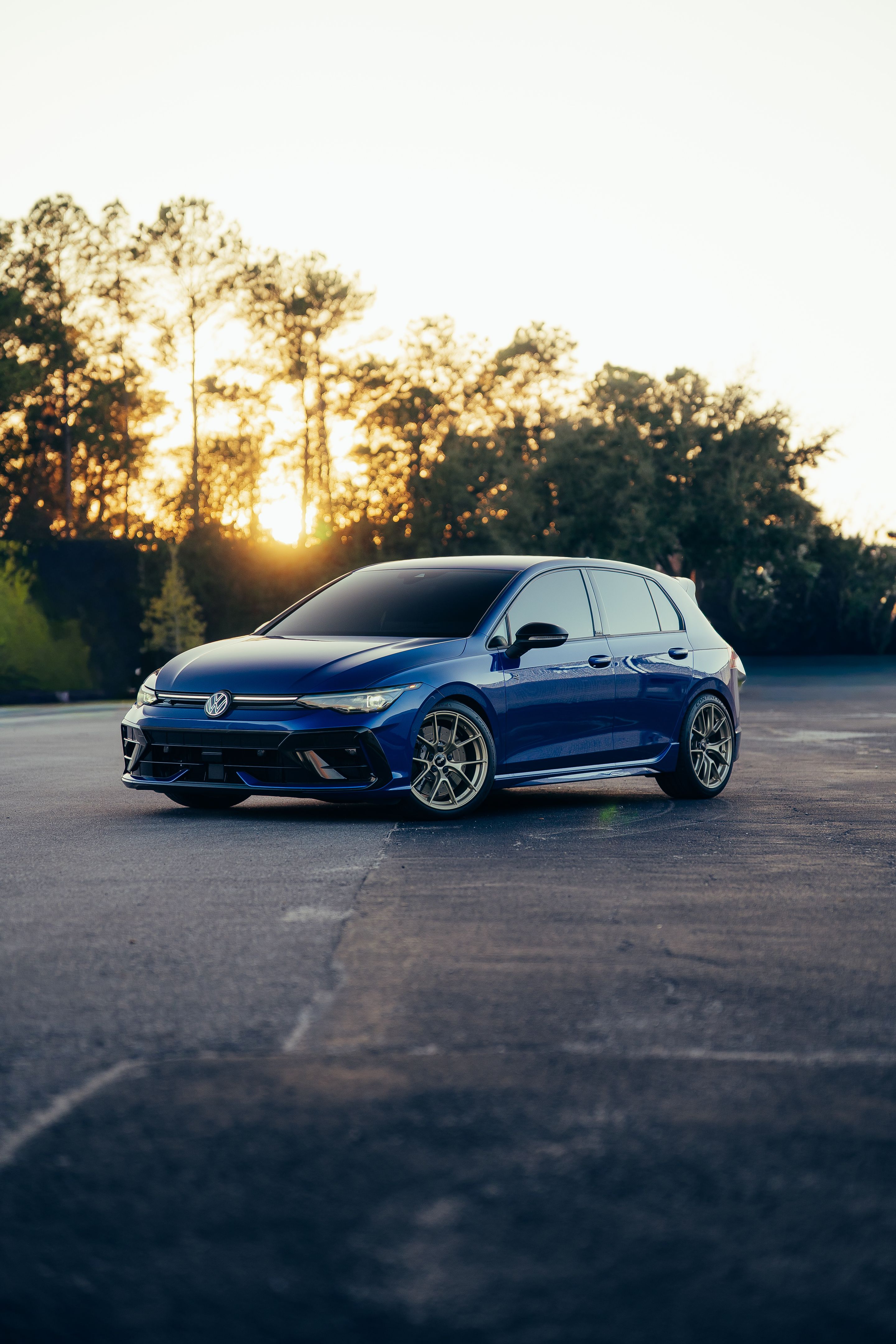 Blue VW MK8 Golf R with 18" VS-5RS Apex wheels in Motorsport Gold