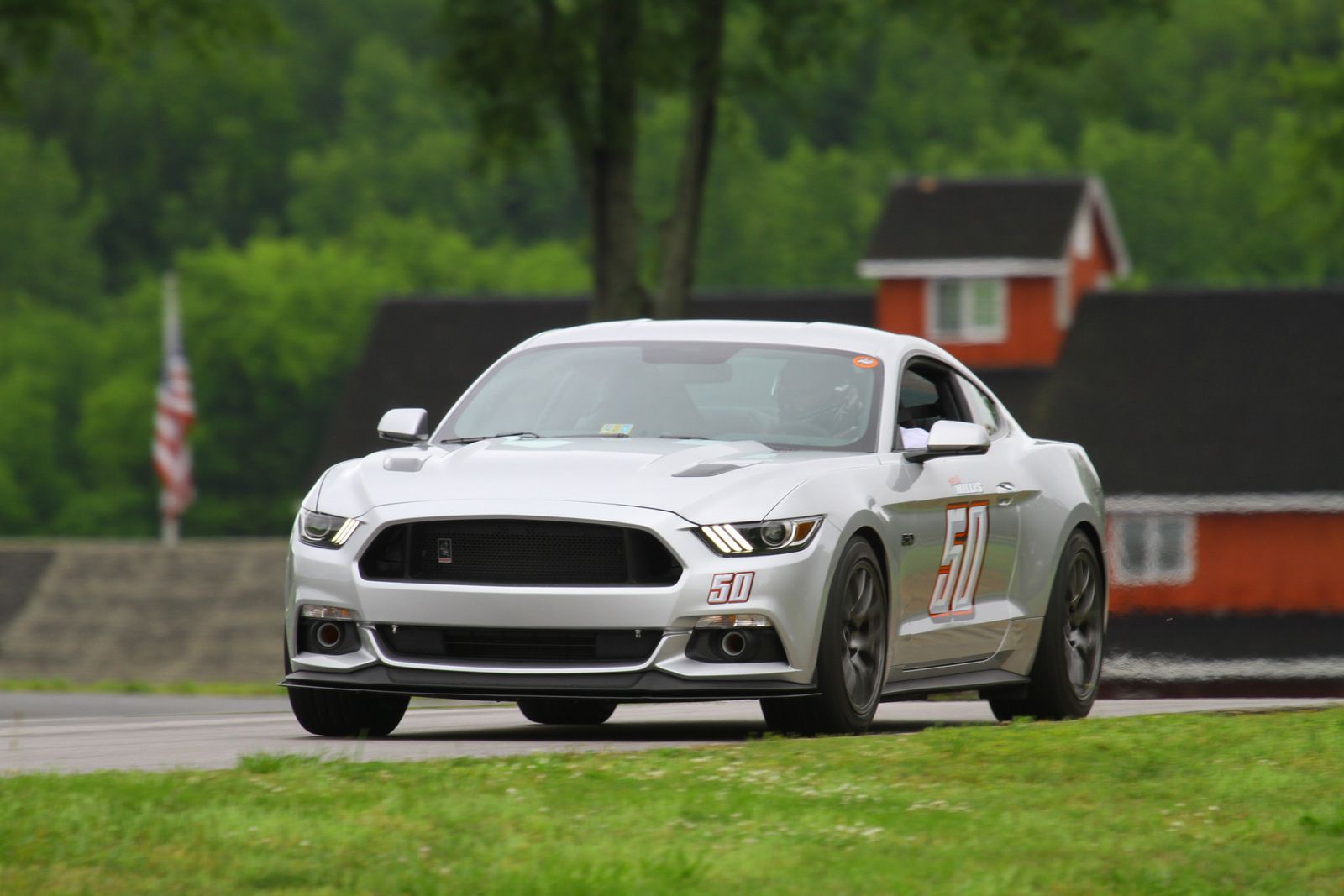 Silver Ford S550 Mustang GT with 18" EC-7 Apex wheels in Anthracite