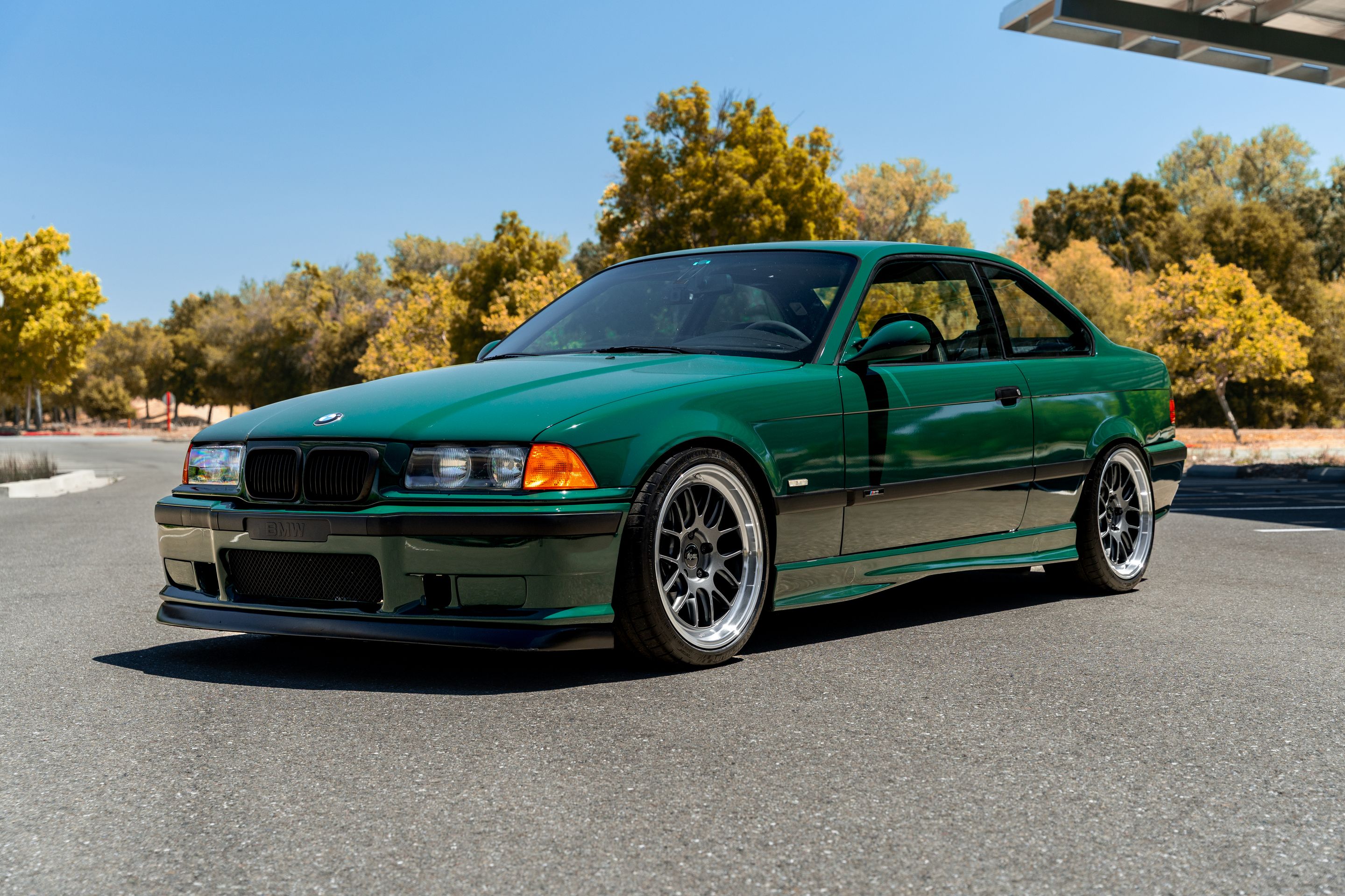 Green BMW E36 M3 with 18" ML-7RT Apex wheels in Machined Lip Anthracite