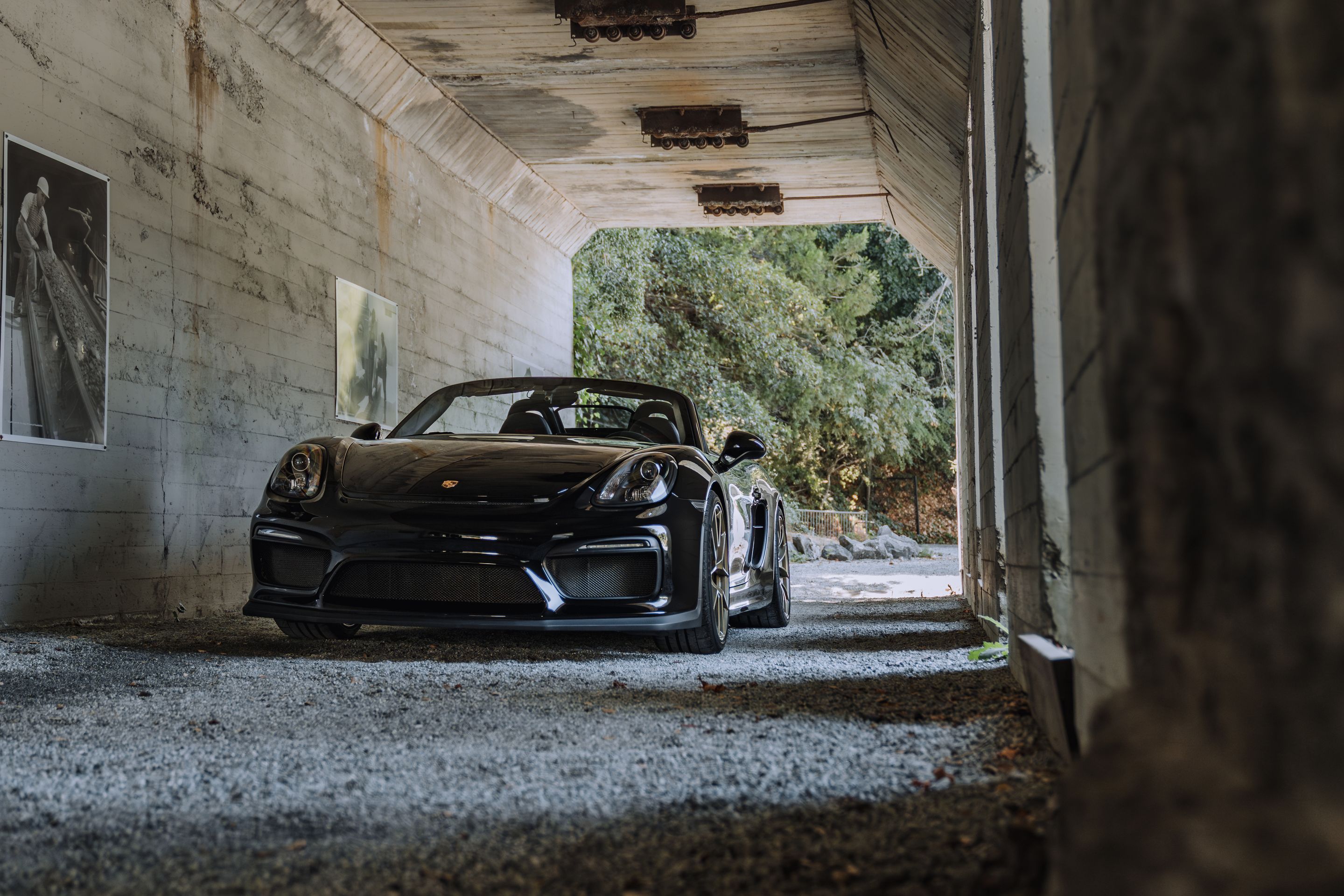 Black Porsche 981 Spyder with 20" VS-5RS Apex wheels in Motorsport Gold