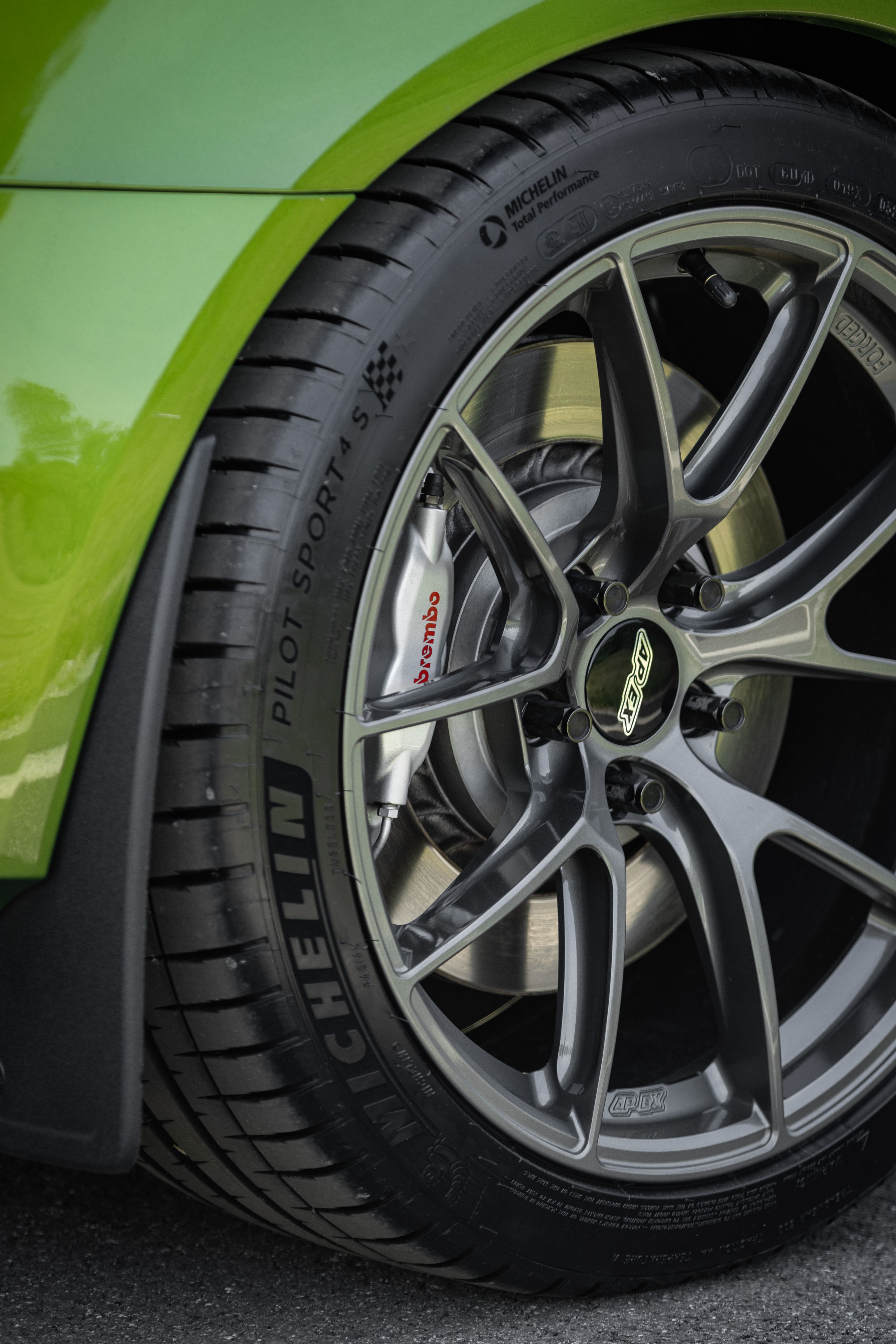 Green Chevrolet SS with 19" VS-5RS Apex wheels in Anthracite