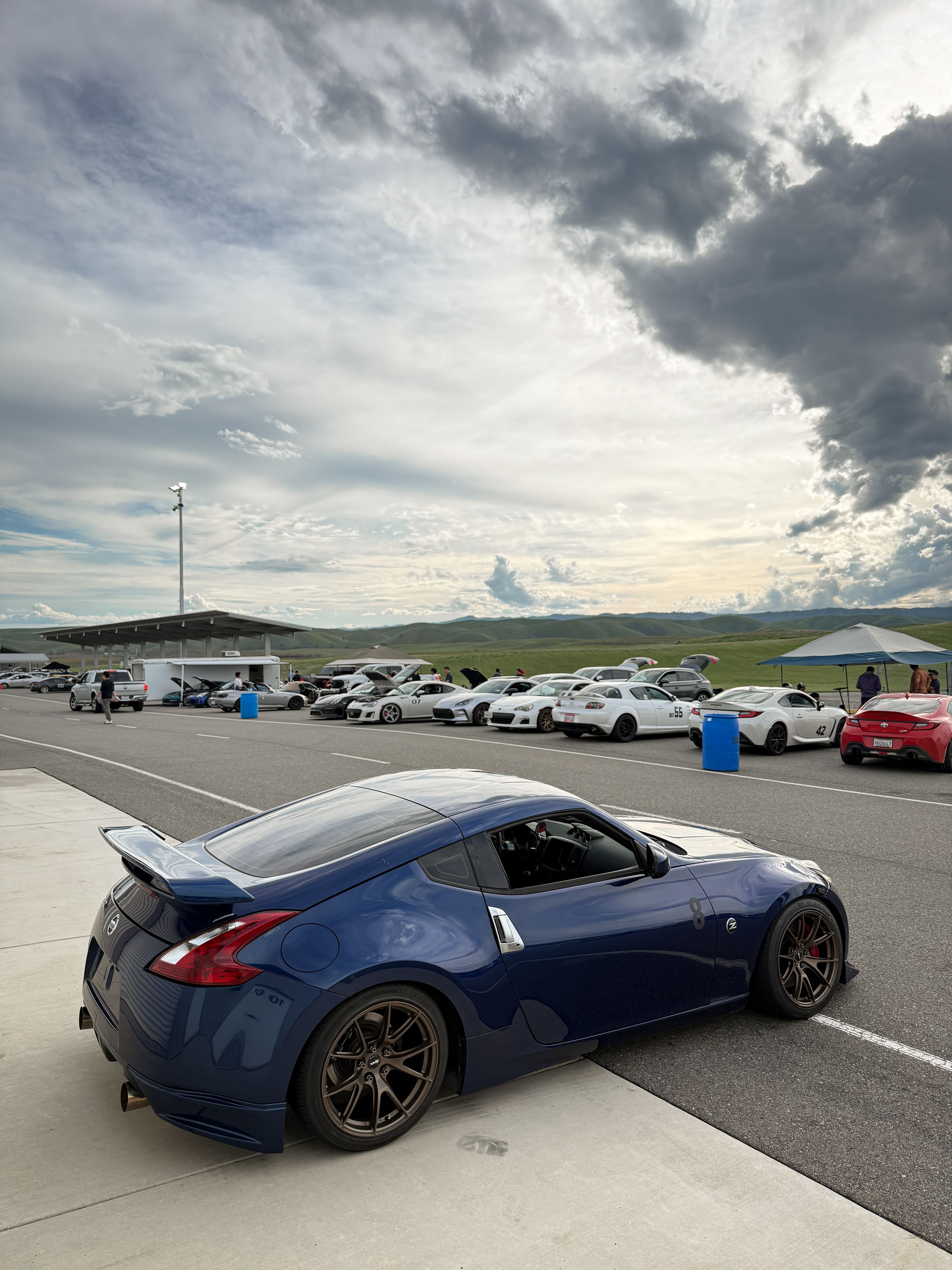 Blue Nissan 370Z with 18" VS-5 Apex wheels in Satin Bronze