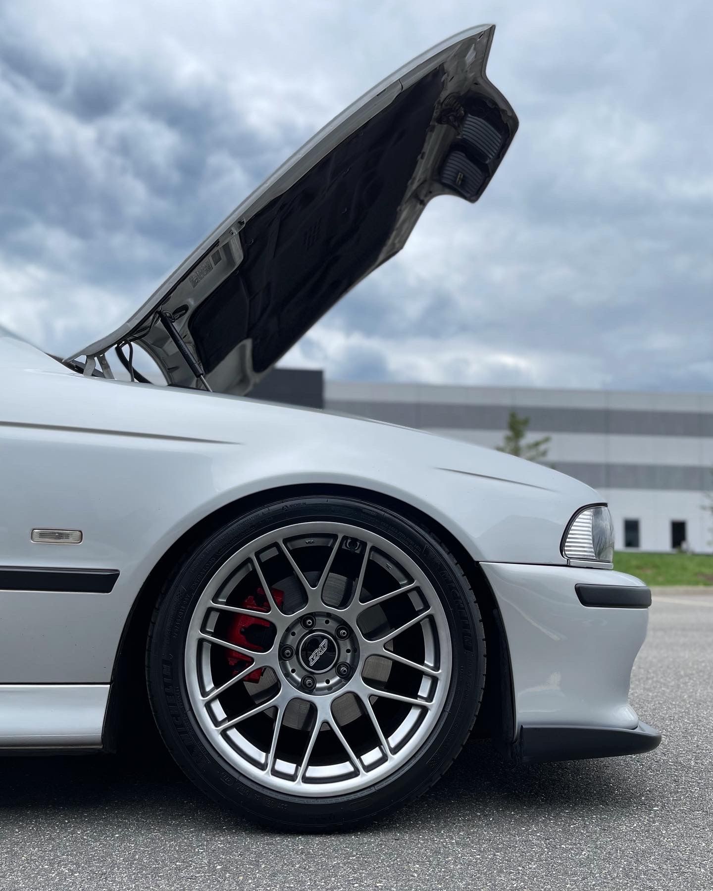 Silver BMW E39 5 Series with 18" ARC-8 Apex wheels in Anthracite