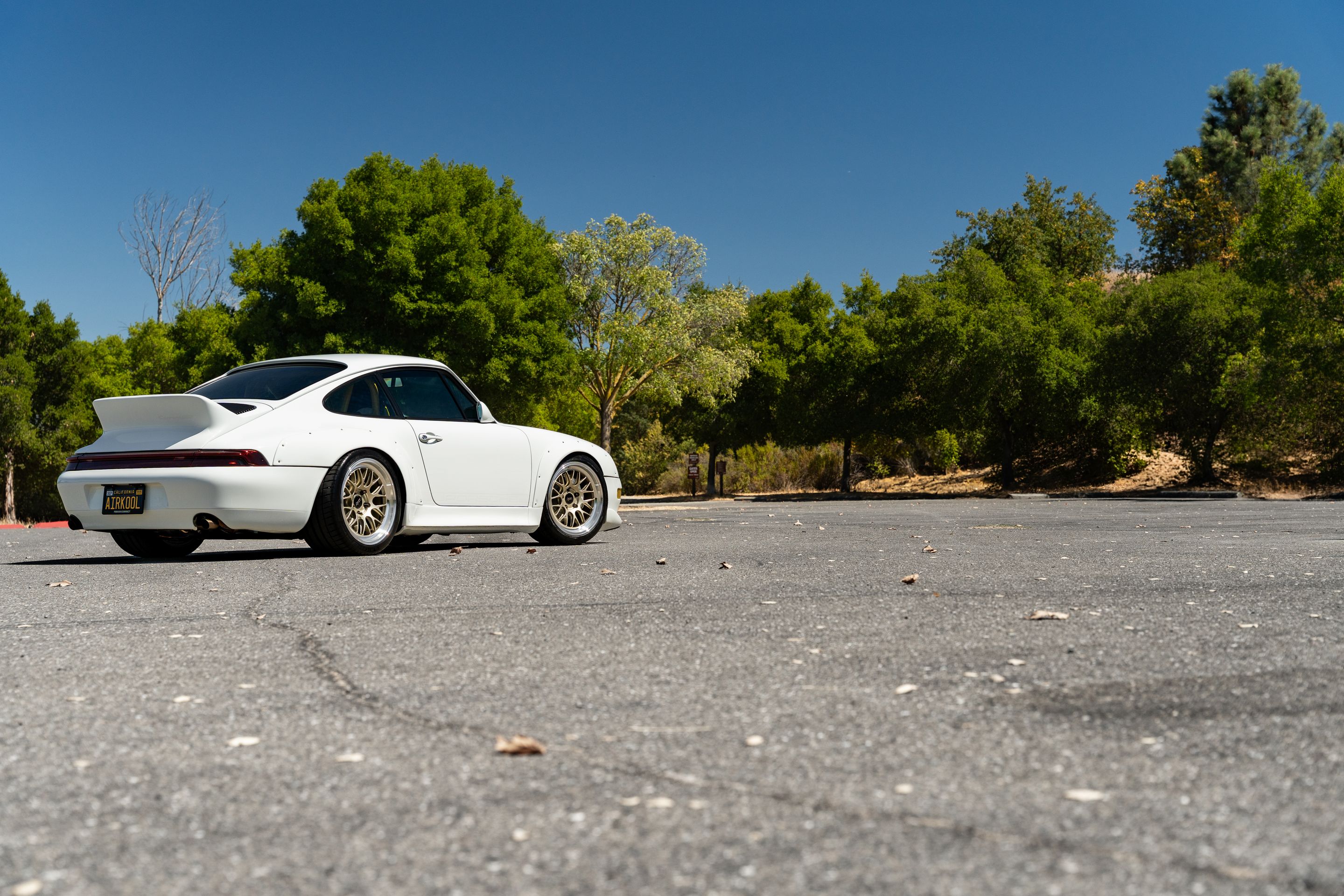 White Porsche 911 993 Carrera with 18" ML-10RT Apex wheels in Machined Lip Gloss Motorsport Gold