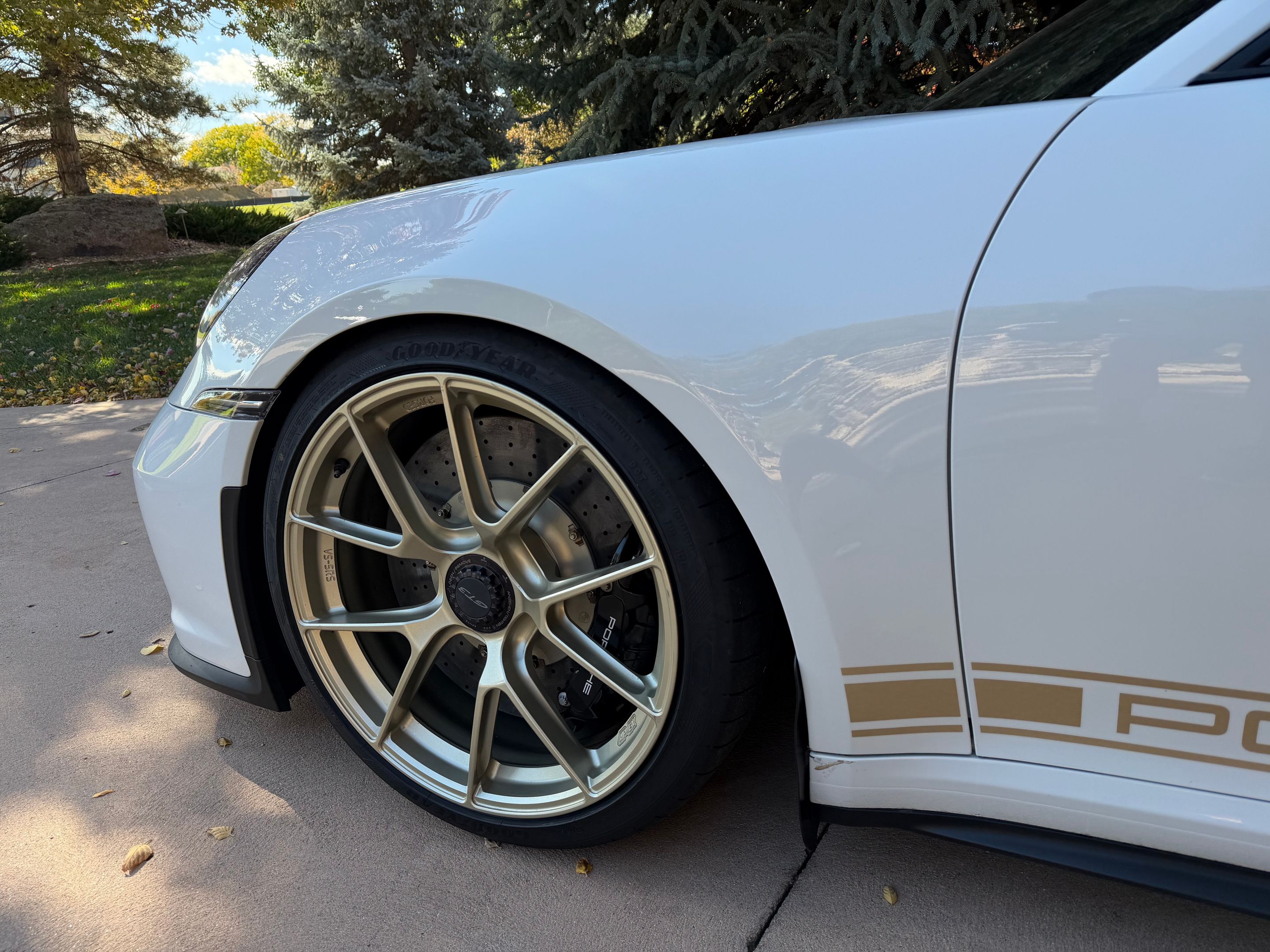 White Porsche 911 992.1 GT3 with 20"/21" VS-5RS Apex wheels in Motorsport Gold