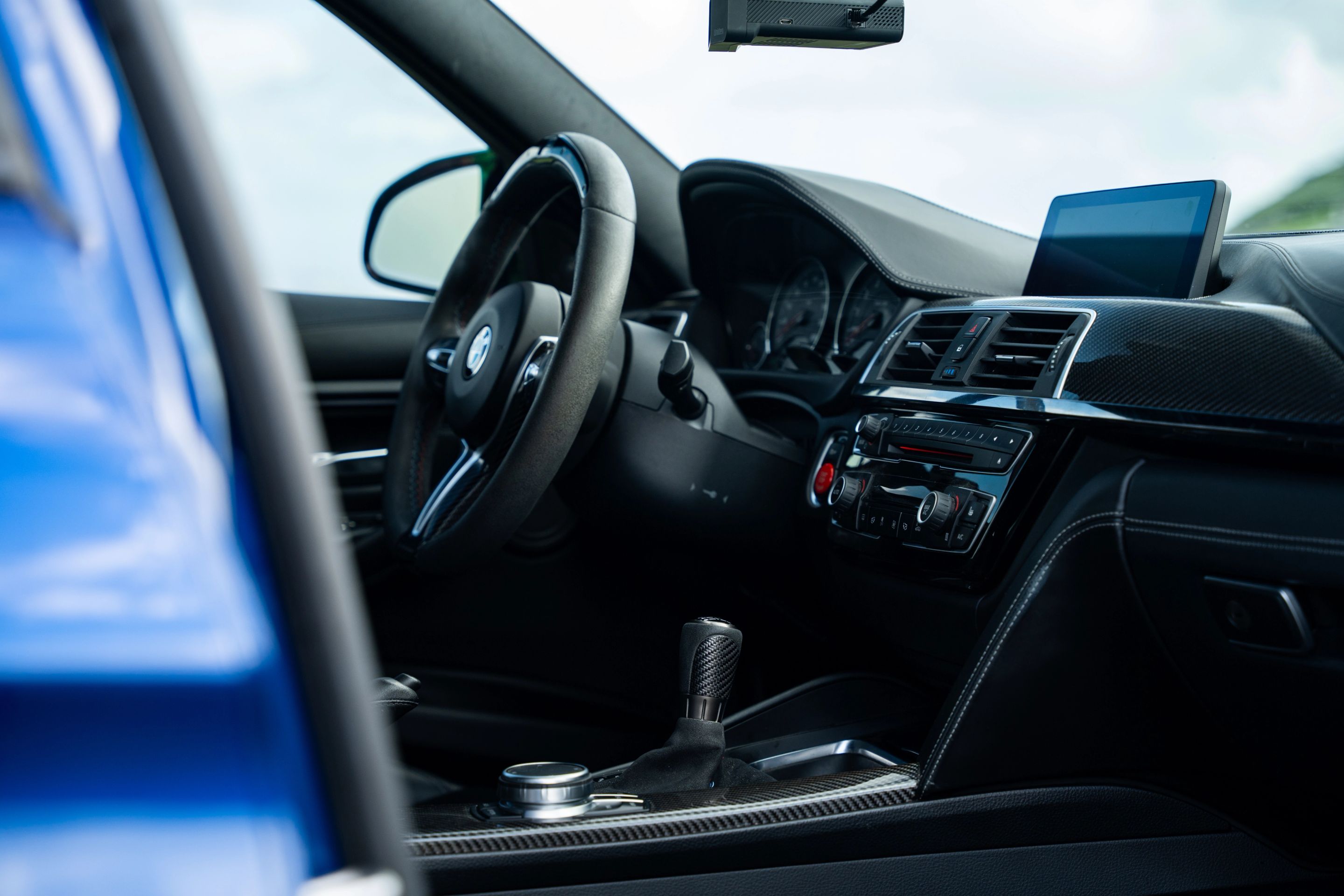 Blue BMW F80 M3 with 18" VS-5 Apex wheels in Race Silver