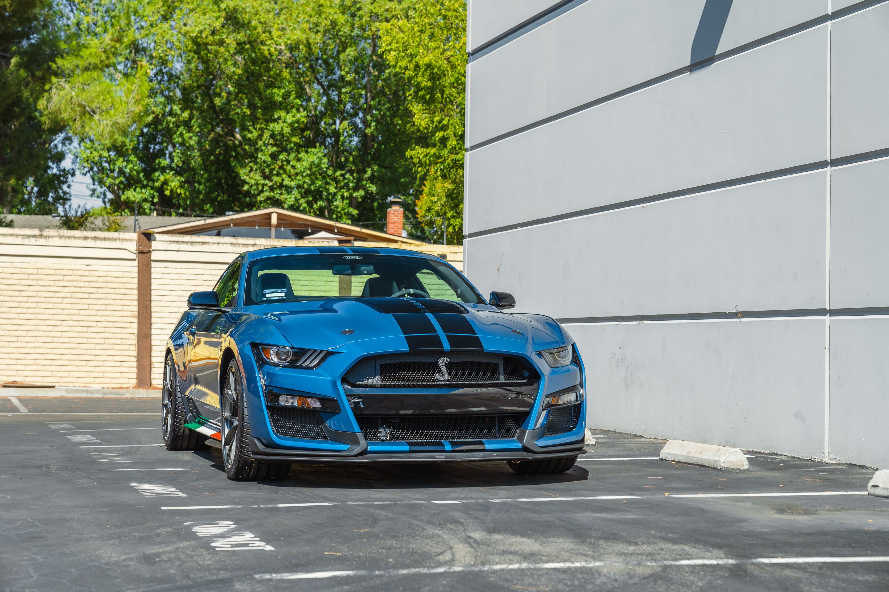 Blue Ford S550 Mustang GT500 with 20" VS-5RS Apex wheels in Anthracite