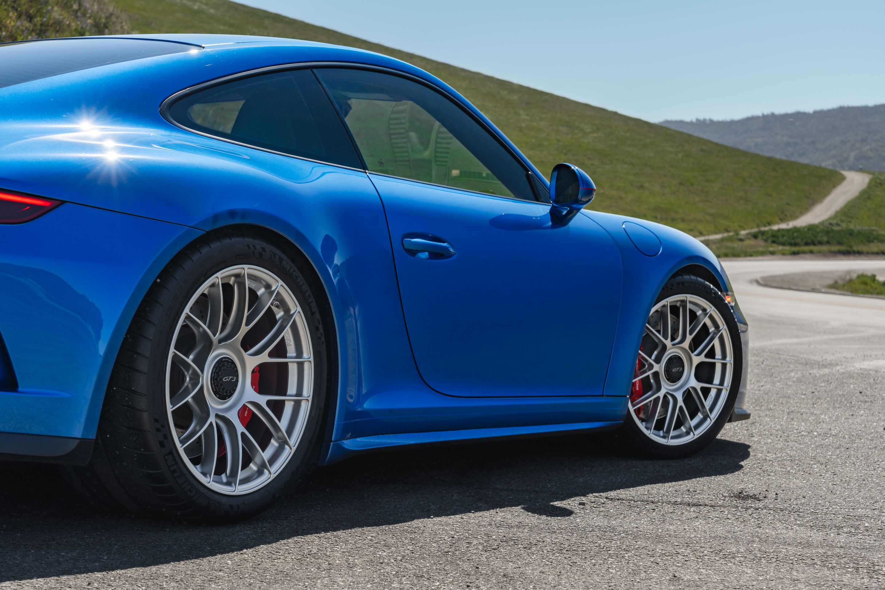Blue Porsche 911 991.2 GT3 Touring with 19" EC-7RS Apex wheels in Race Silver