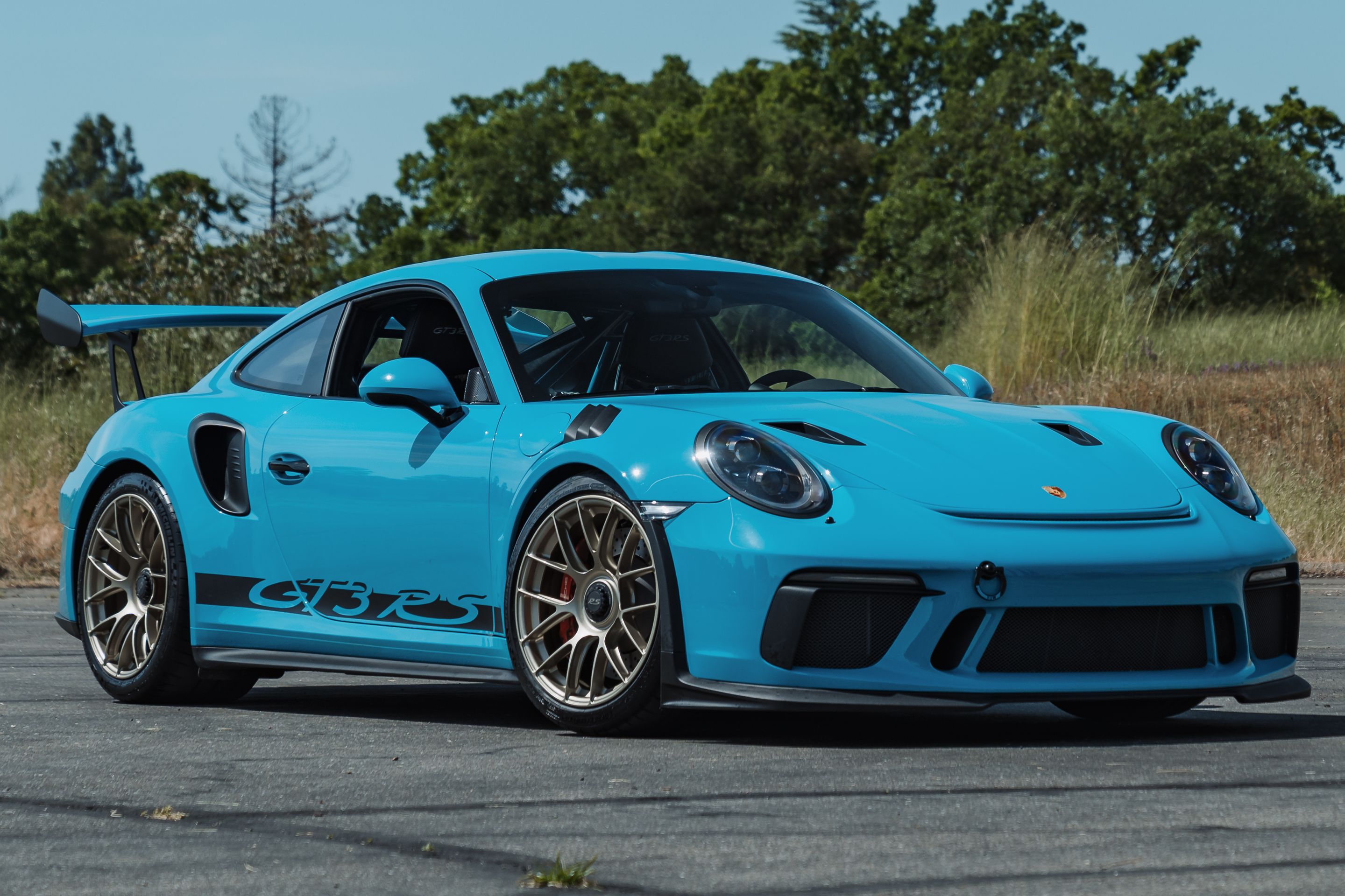 Blue Porsche 911 991.2 GT3 RS with 19" EC-7RS Apex wheels in Motorsport Gold