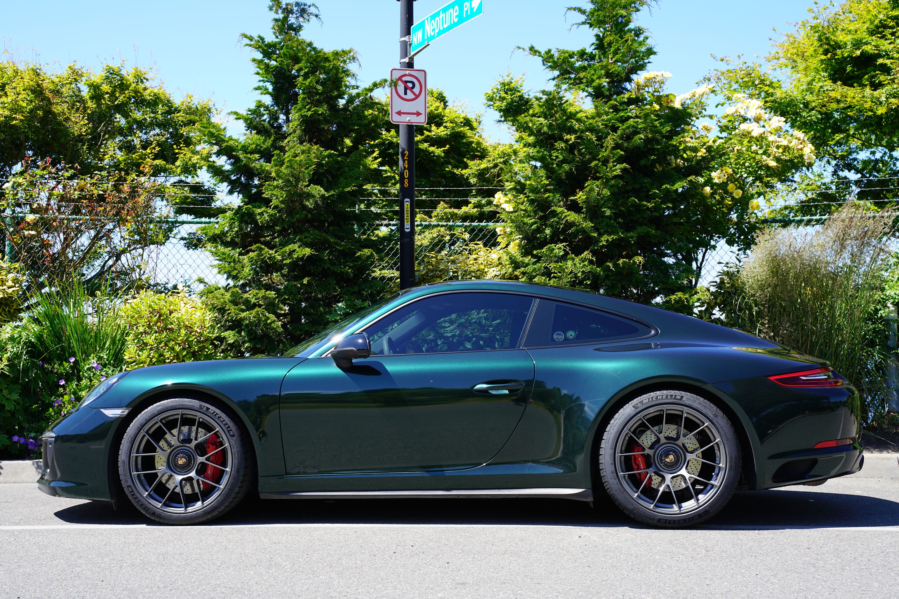 Green Porsche 911 991.2 Carrera GTS with 19" EC-7RS Apex wheels in Anthracite