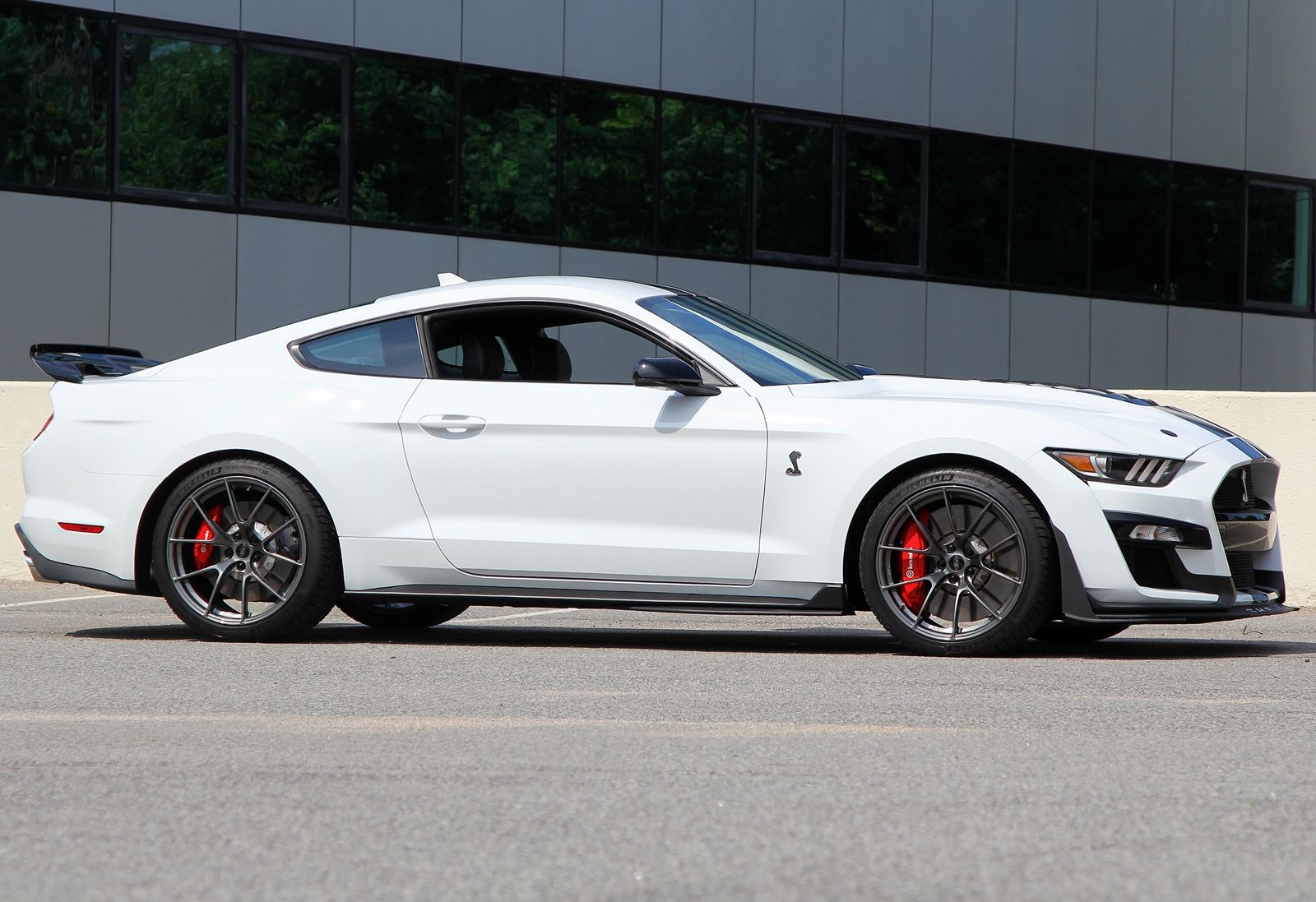 White Ford S550 Mustang GT500 with 20" VS-5RS Apex wheels in Anthracite