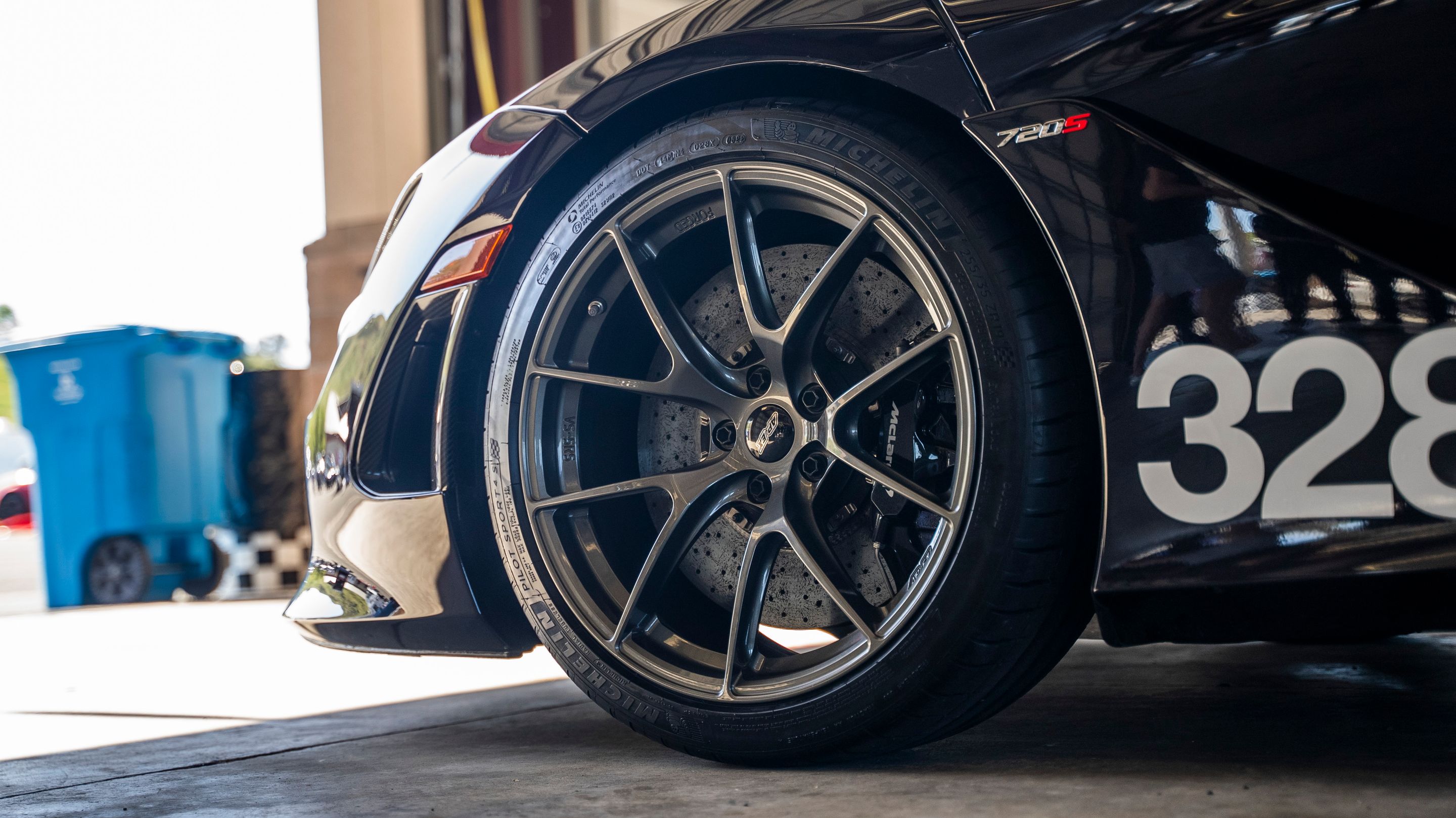 Black McLaren 720S with 19"/20" VS-5RS Apex wheels in Anthracite