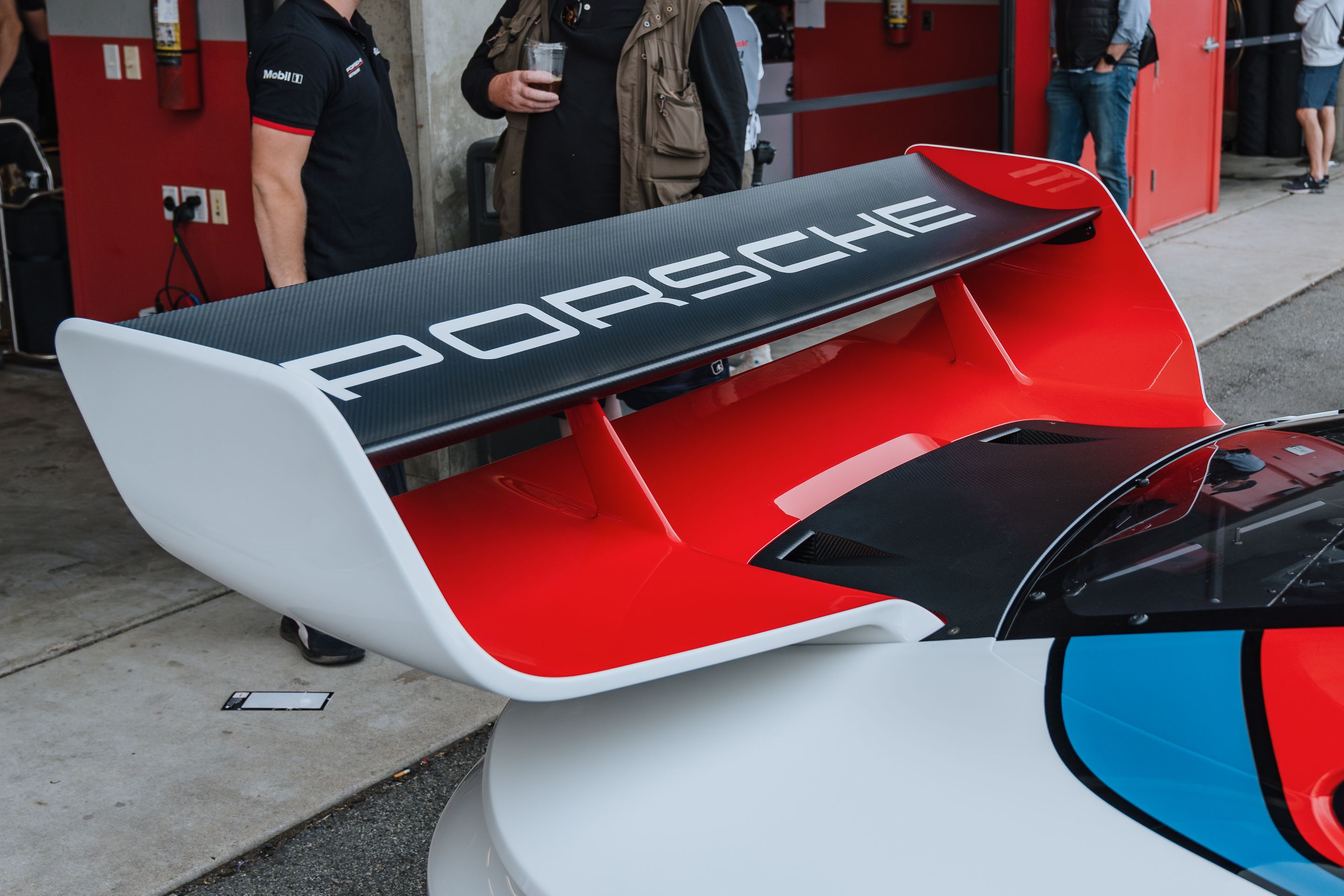 White Porsche 911 996 GT2 with 18" EC-7RS Apex wheels in Anthracite