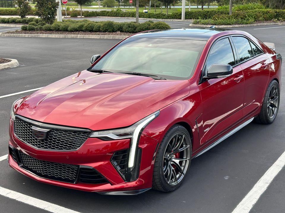 Red Cadillac CT4-V Blackwing with 18" VS-5RS Apex wheels in Anthracite