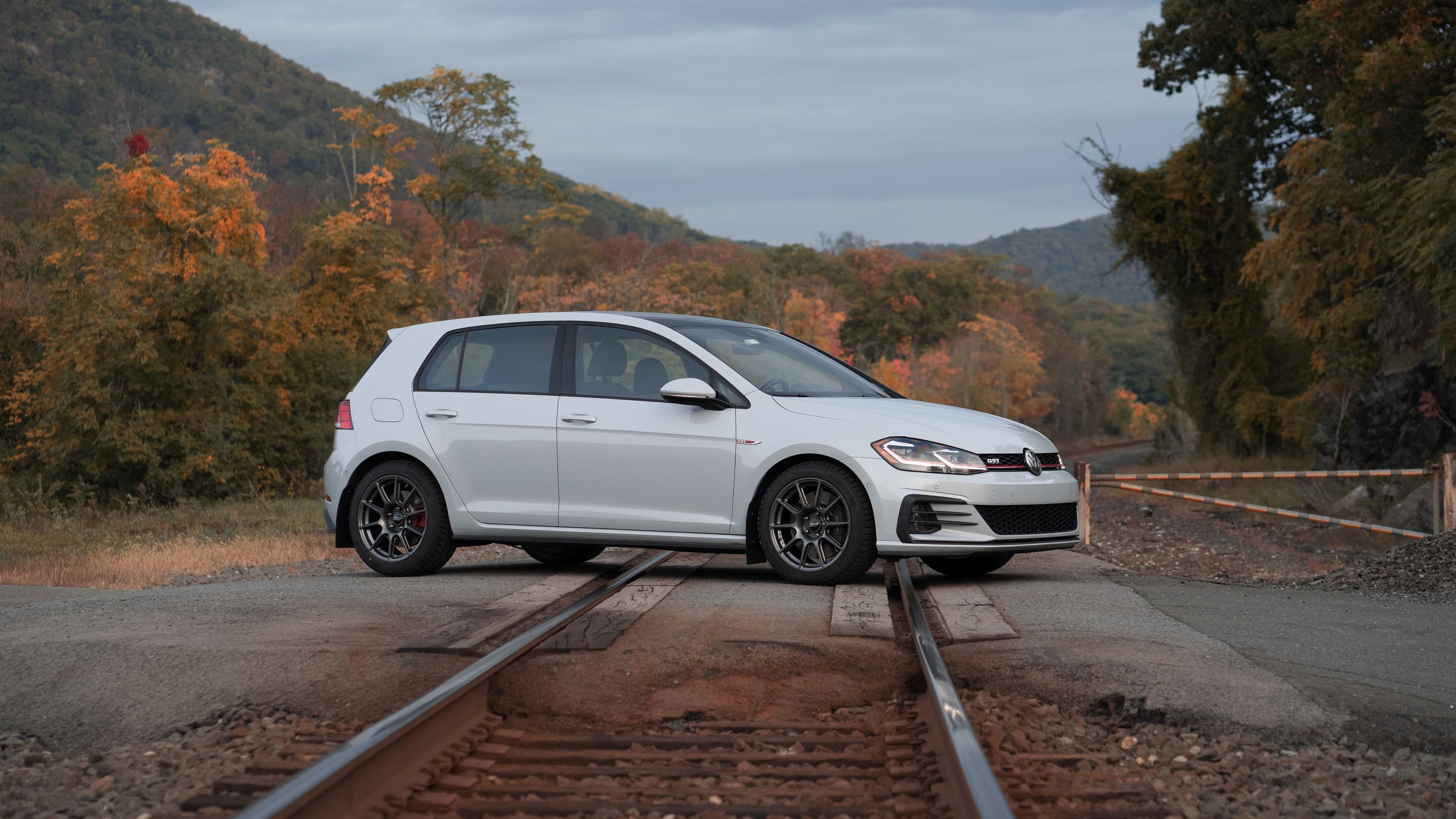 Grey VW MK7 GTI with 17" SM-10 Apex wheels in Anthracite