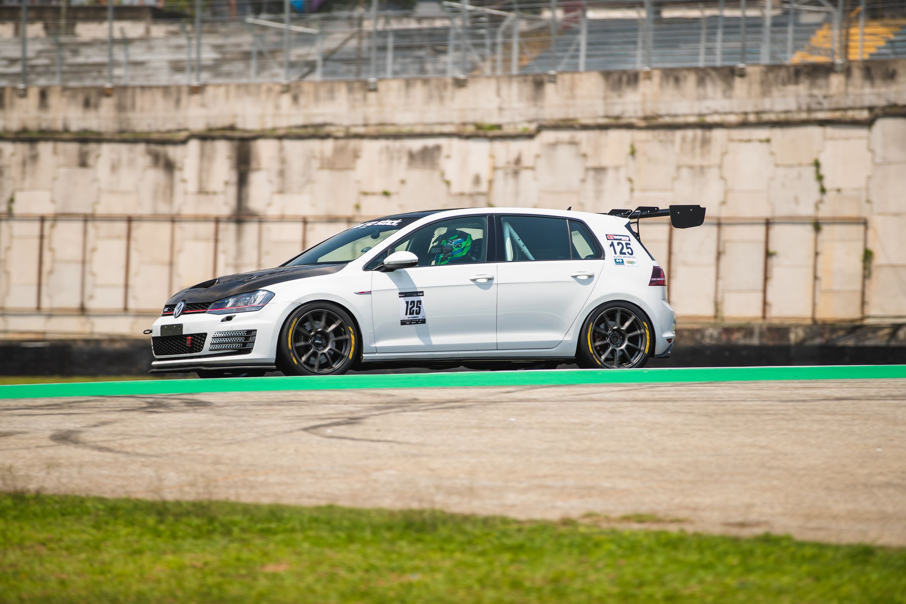 White VW MK7 GTI with 18" SM-10 Apex wheels in Anthracite