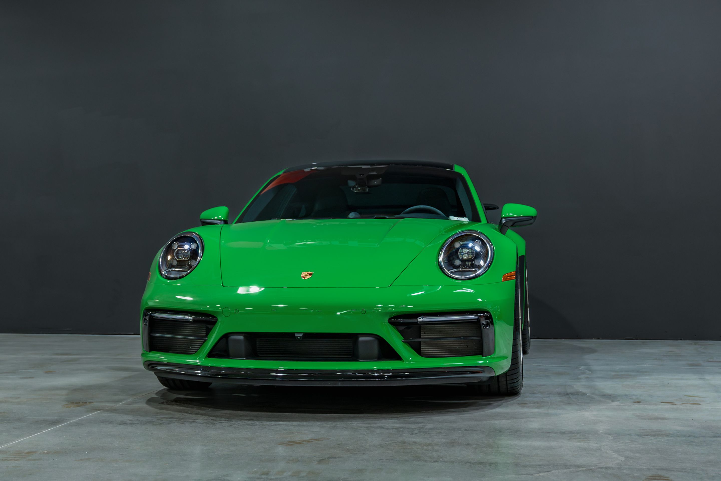 Green Porsche 911 992.1 Carrera S with 19"/20" VS-5RS Apex wheels in Motorsport Gold