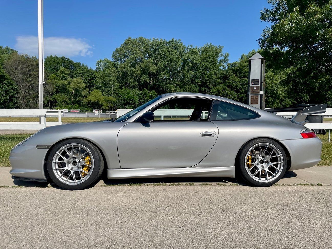 Silver Porsche 911 996 GT3 with 18" EC-7RS Apex wheels in Race Silver