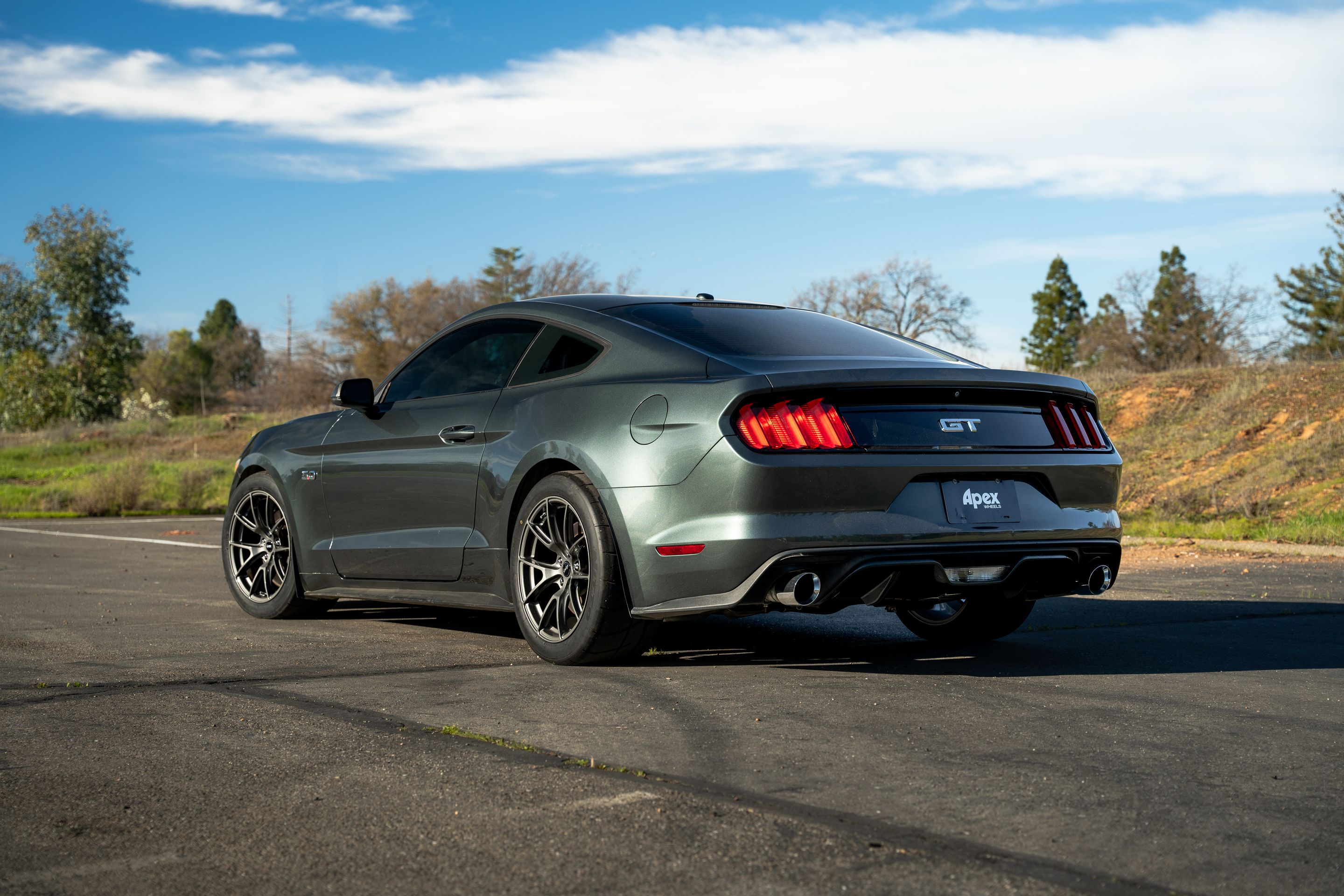 Green Ford S550 Mustang GT with 18" VS-5 Apex wheels in Anthracite
