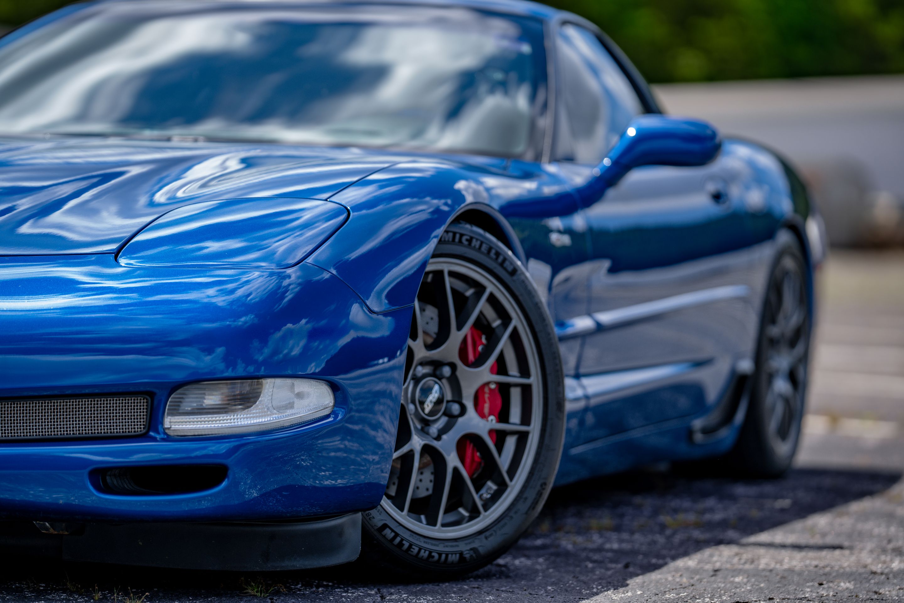 Blue Chevrolet C5 Corvette Z06 with 18" EC-7 Apex wheels in Anthracite