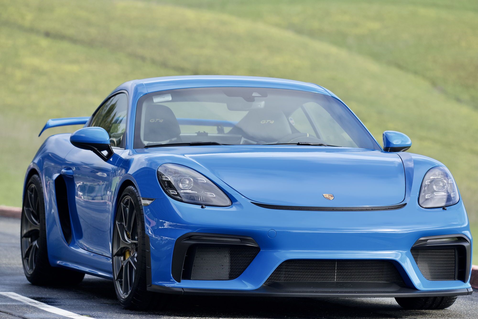 Blue Porsche 718 Cayman GT4 with 20" VS-5RS Apex wheels in Anthracite