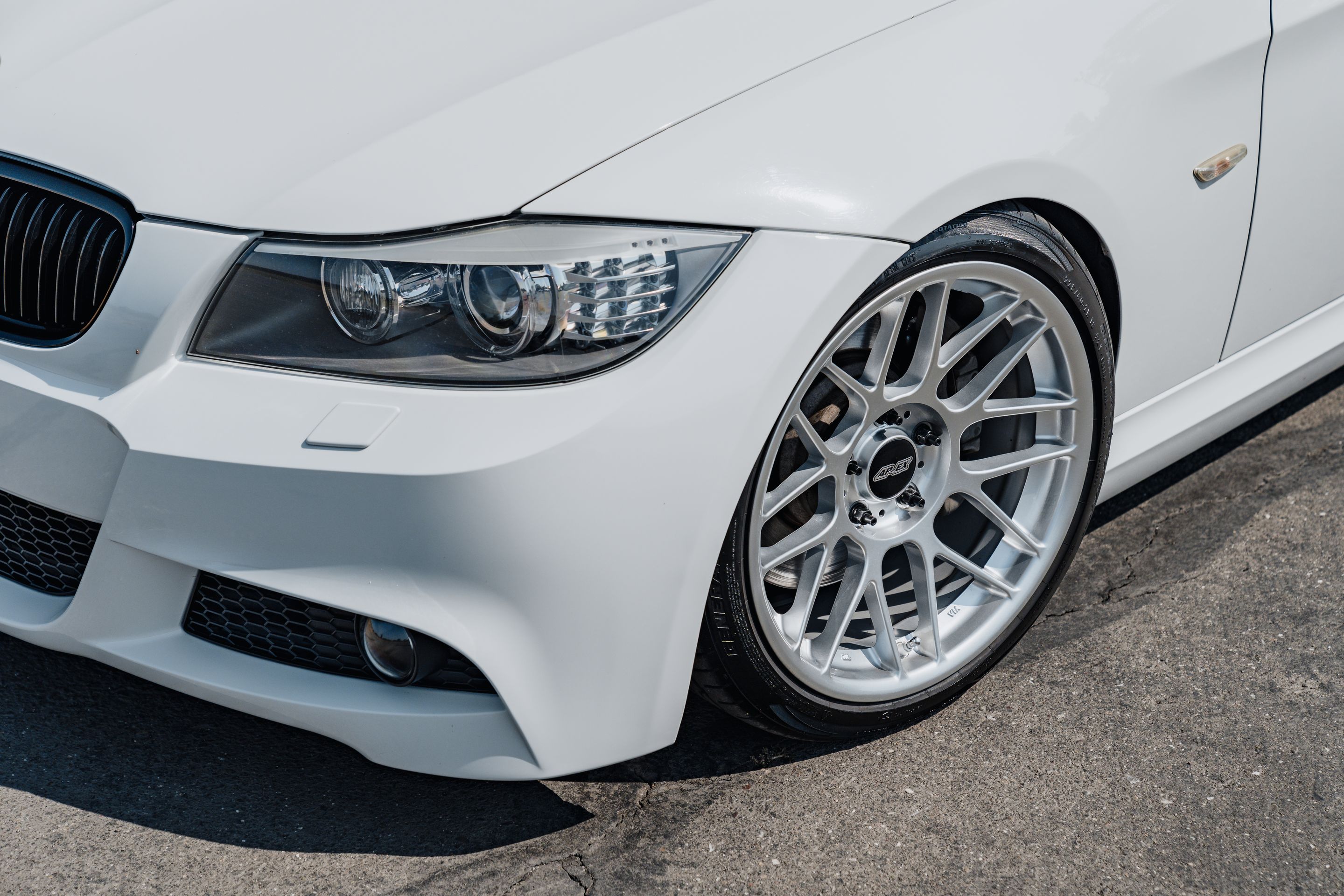 White BMW E90 LCI Sedan 3 Series with 18" ARC-8 Apex wheels in Hyper Silver