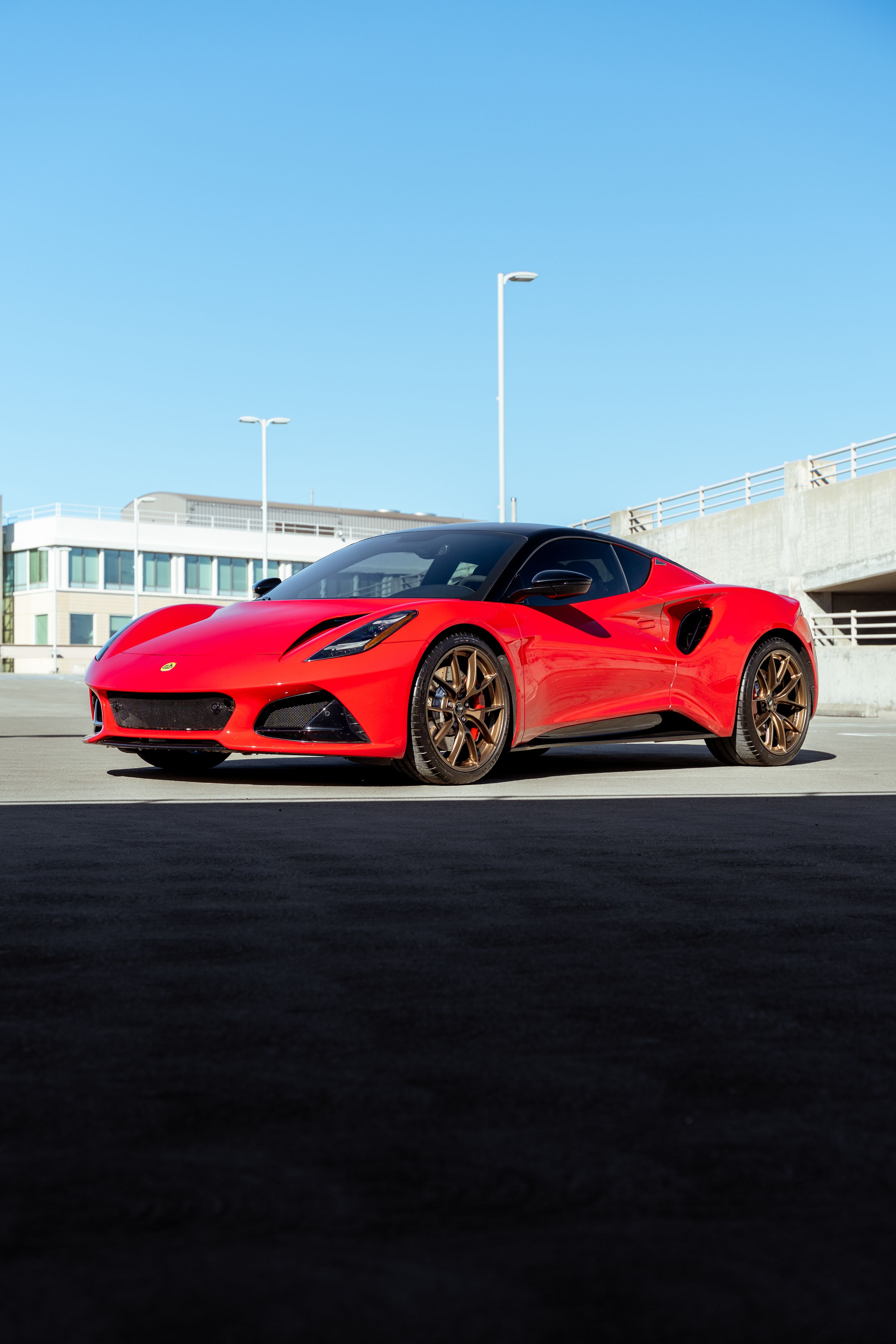 Red Lotus Emira with 20" VS-5RS Apex wheels in Anthracite