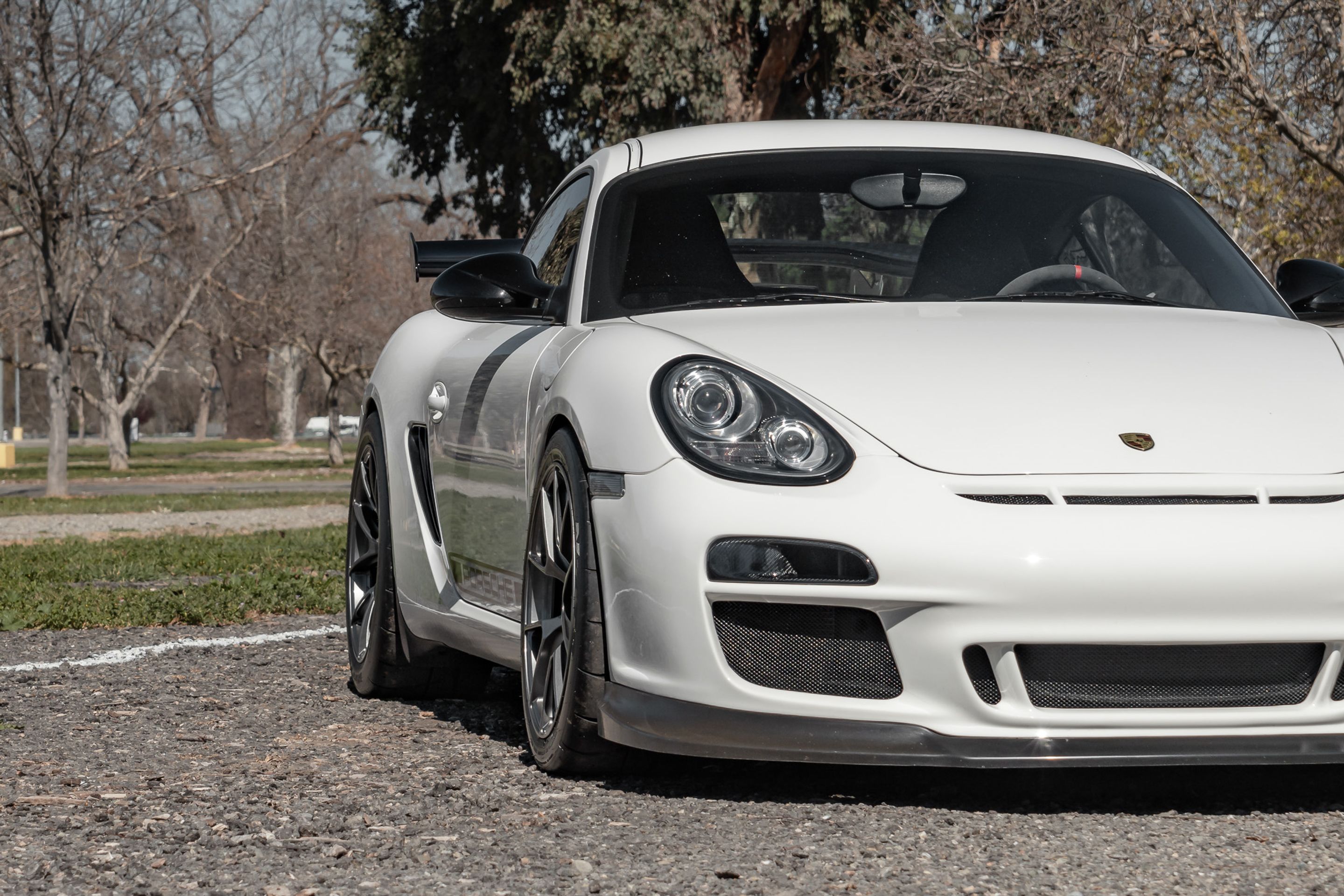 White Porsche 987 Cayman R with 18" VS-5RS Apex wheels in Anthracite