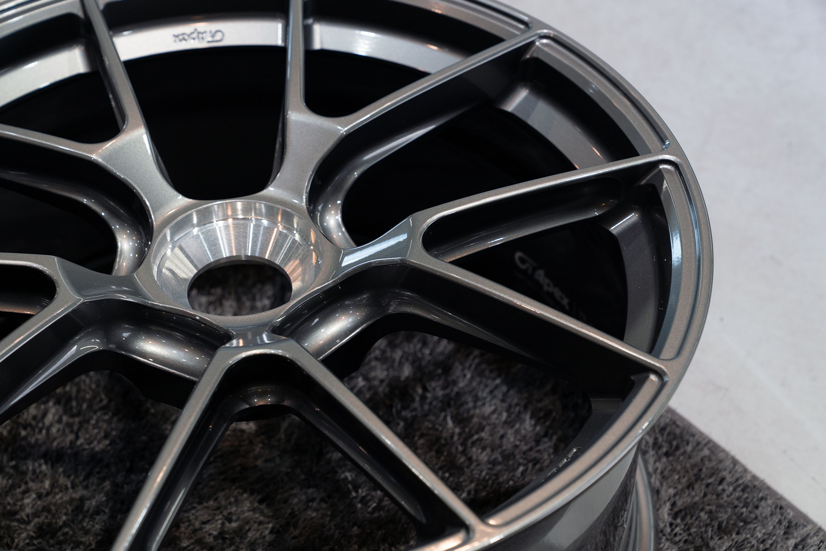 Grey Porsche 911 992.1 GT3 with 20"/21" VS-5RS Apex wheels in Anthracite