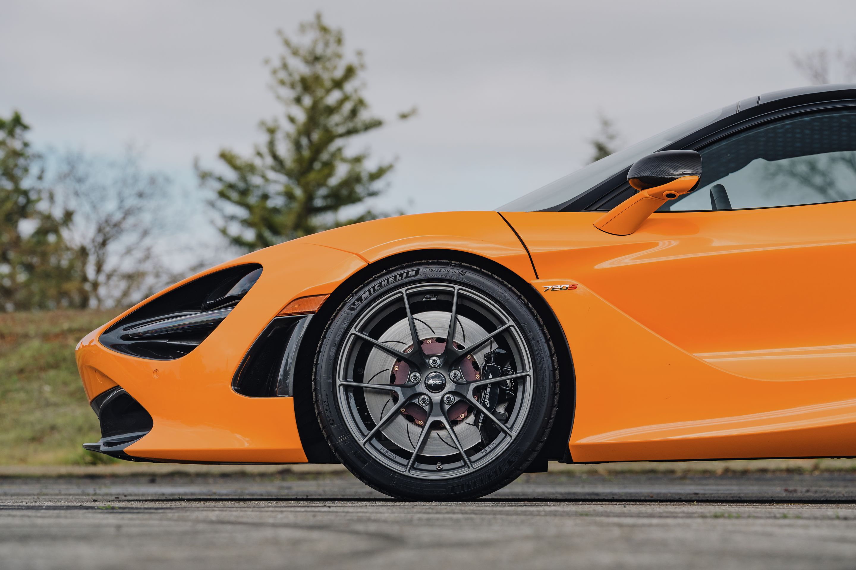 Orange McLaren 720S with 19"/20" VS-5RS Apex wheels in Anthracite