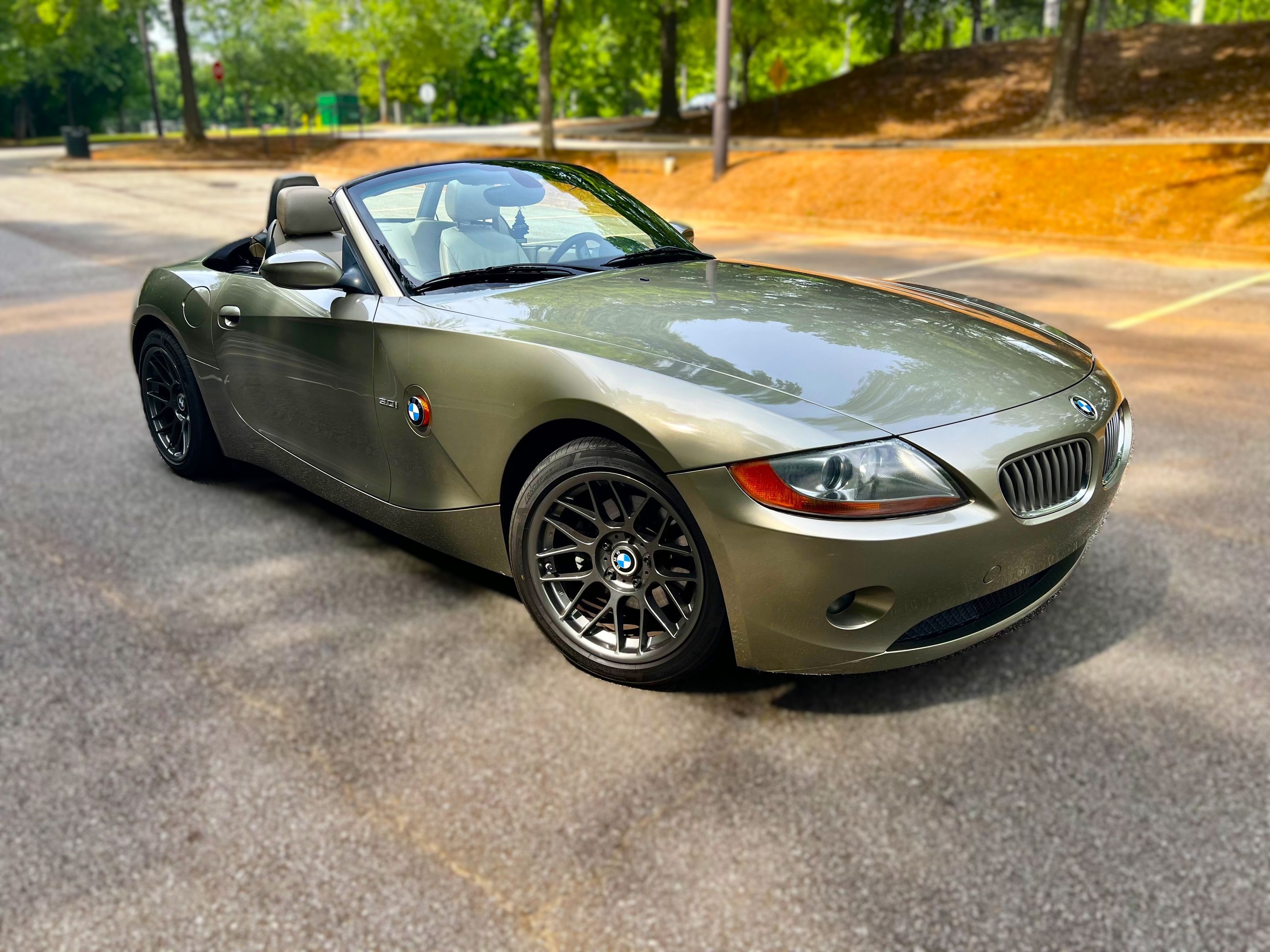 Silver BMW E85 Roadster Z4 with 17" ARC-8 Apex wheels in Anthracite