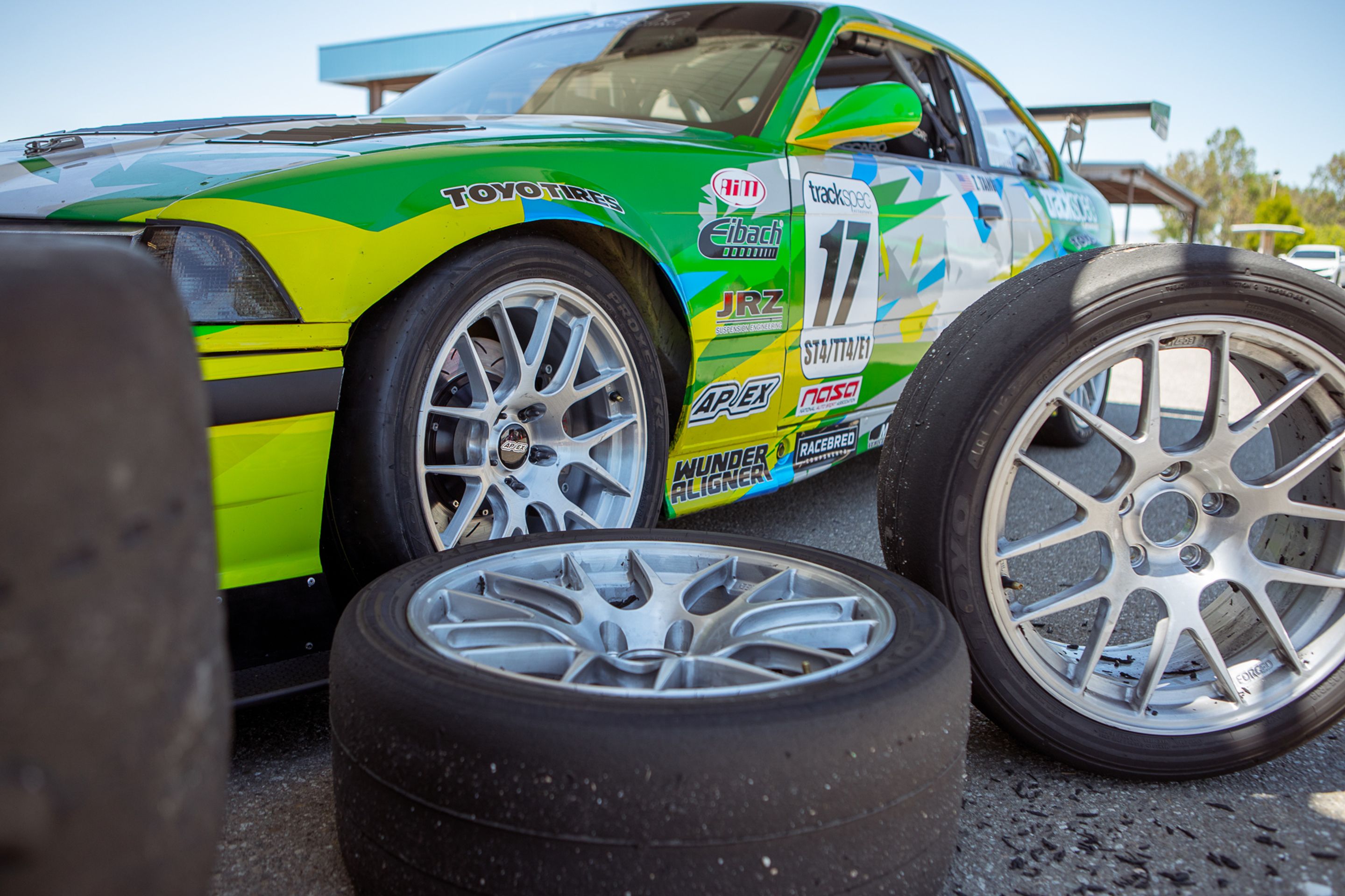 Race Livery BMW E36 M3 with 18" EC-7R Apex wheels in Brushed Clear