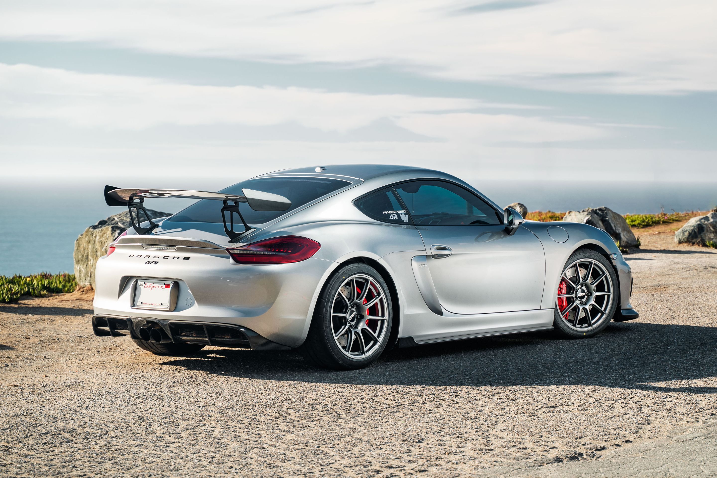 Silver Porsche 981 Cayman GT4 with 19" SM-10 Apex wheels in Anthracite
