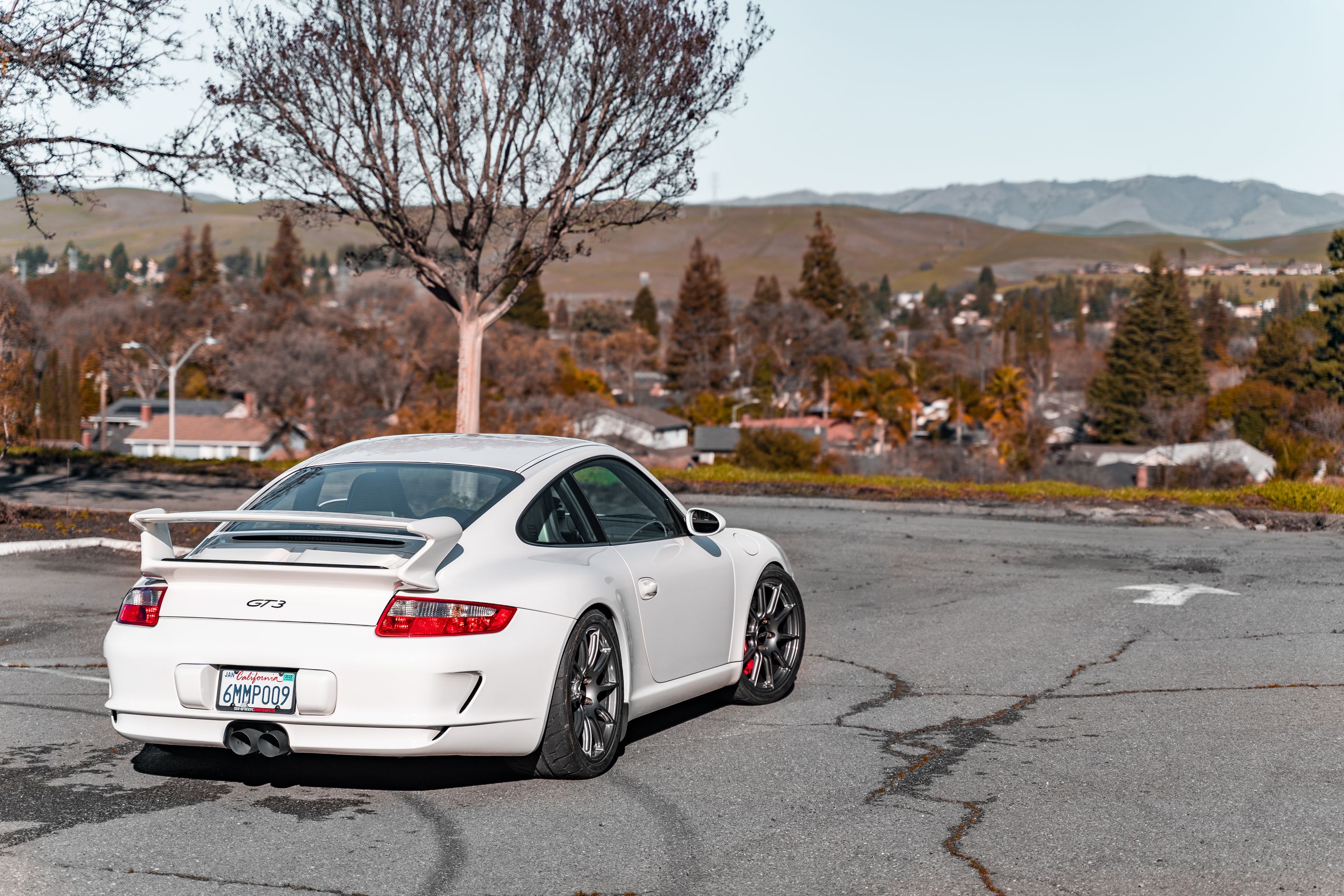 White Porsche 911 997 GT3 with 19" SM-10 Apex wheels in Anthracite