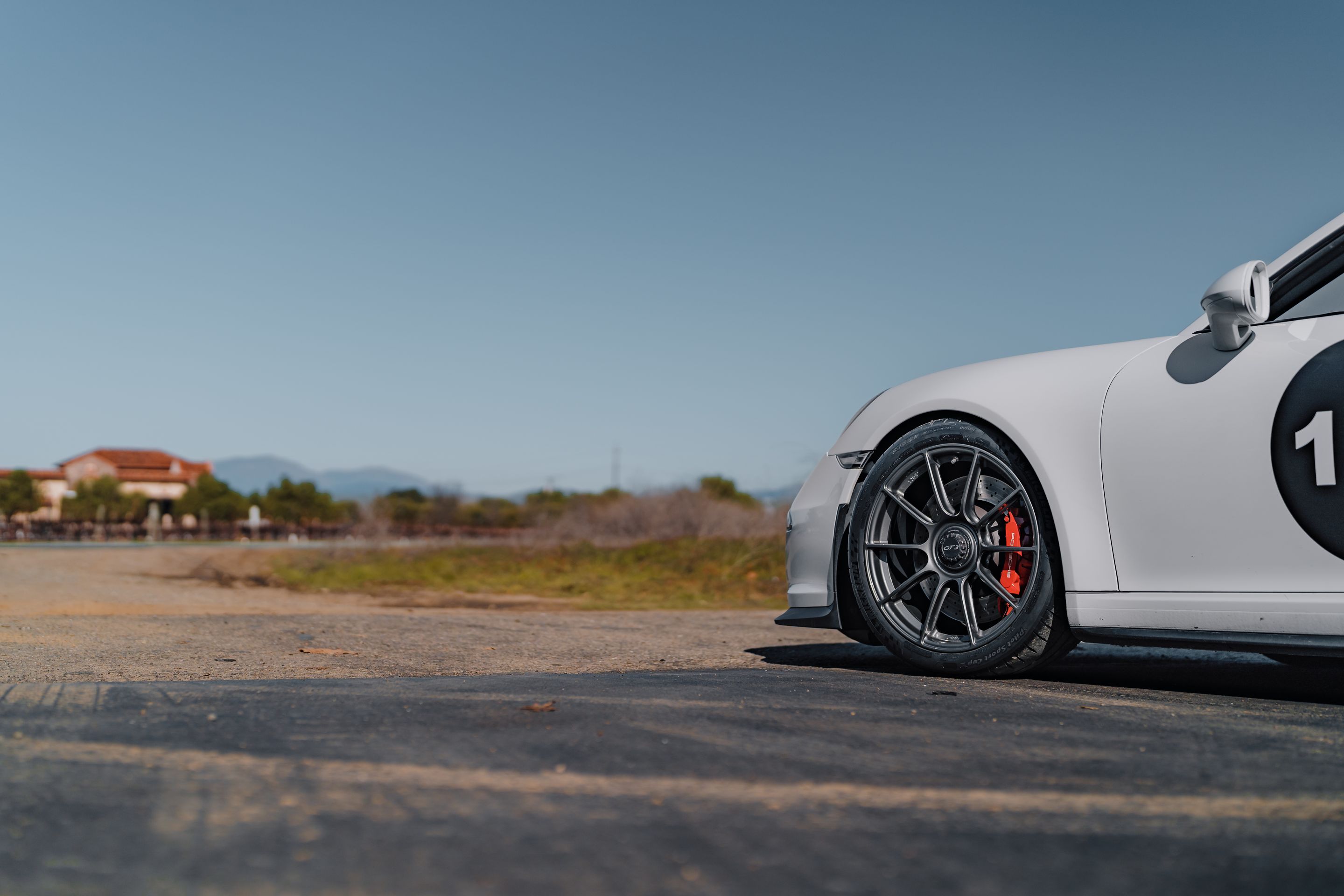 White Porsche 911 991.1 GT3 with 19" SM-10RS Apex wheels in Anthracite