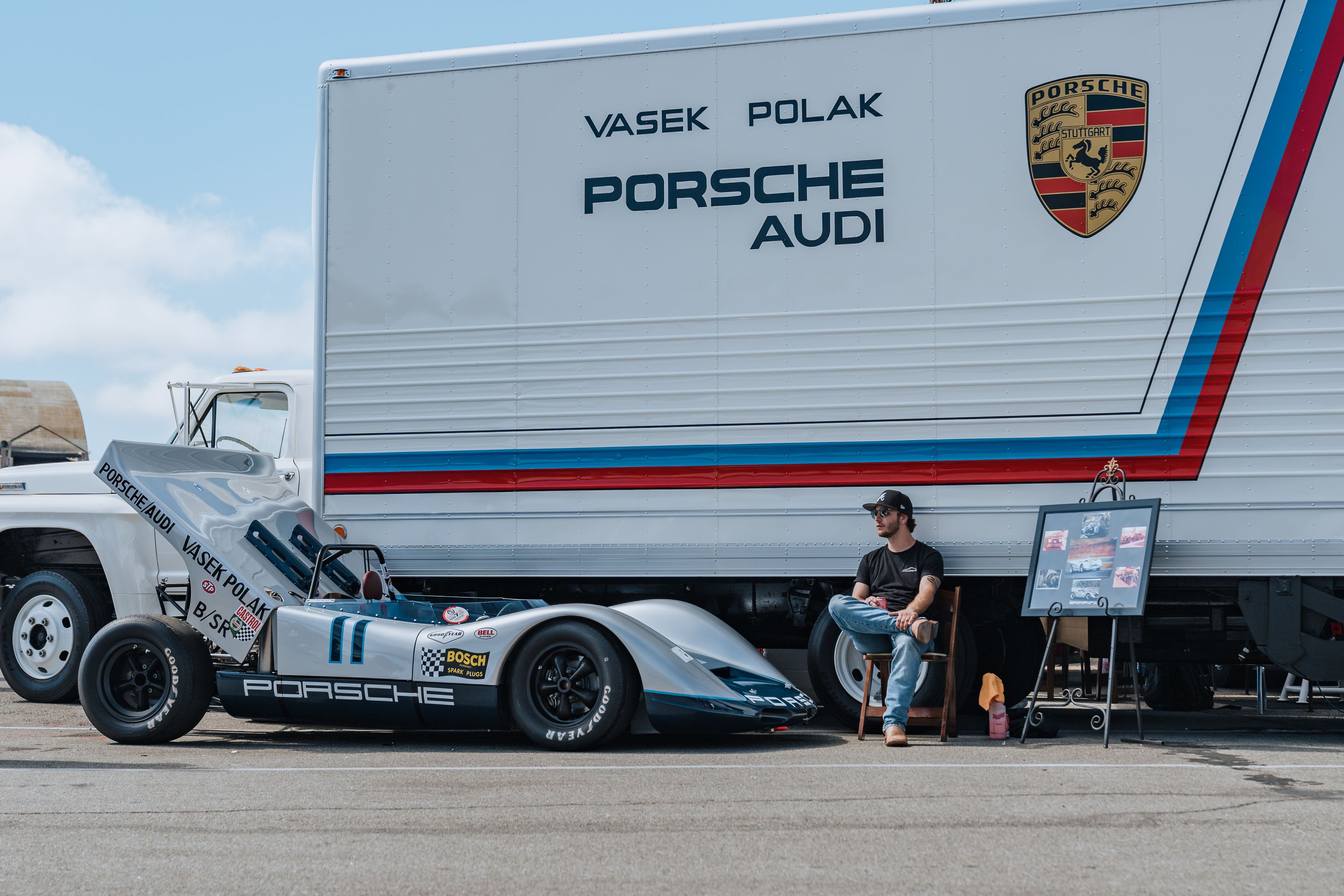 White Porsche 911 996 GT2 with 18" EC-7RS Apex wheels in Anthracite