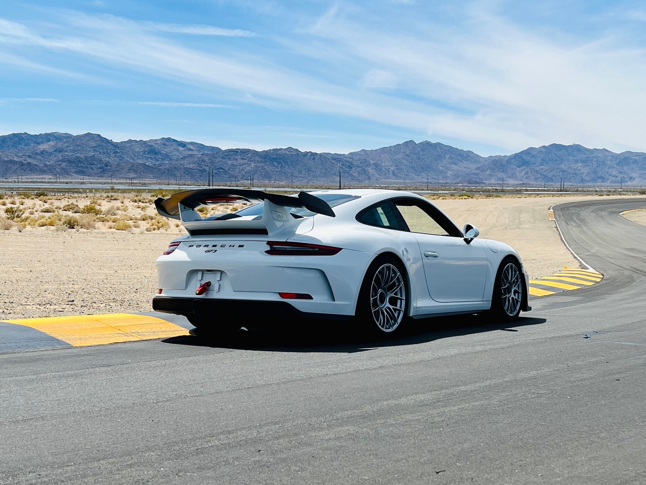 White Porsche 911 991.2 GT3 with 19" EC-7RS Apex wheels in Race Silver