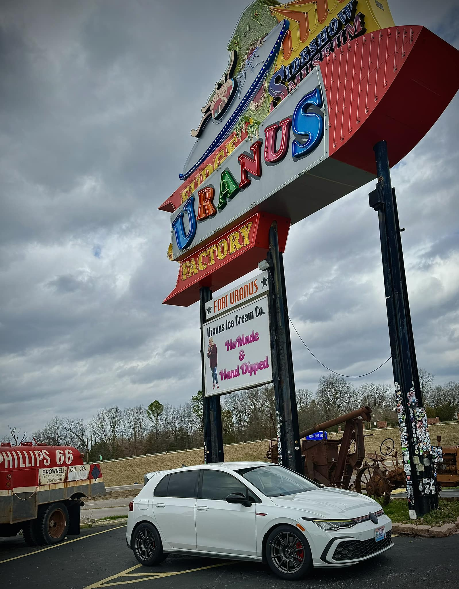 White VW MK8 GTI with 17" SM-10 Apex wheels in Anthracite