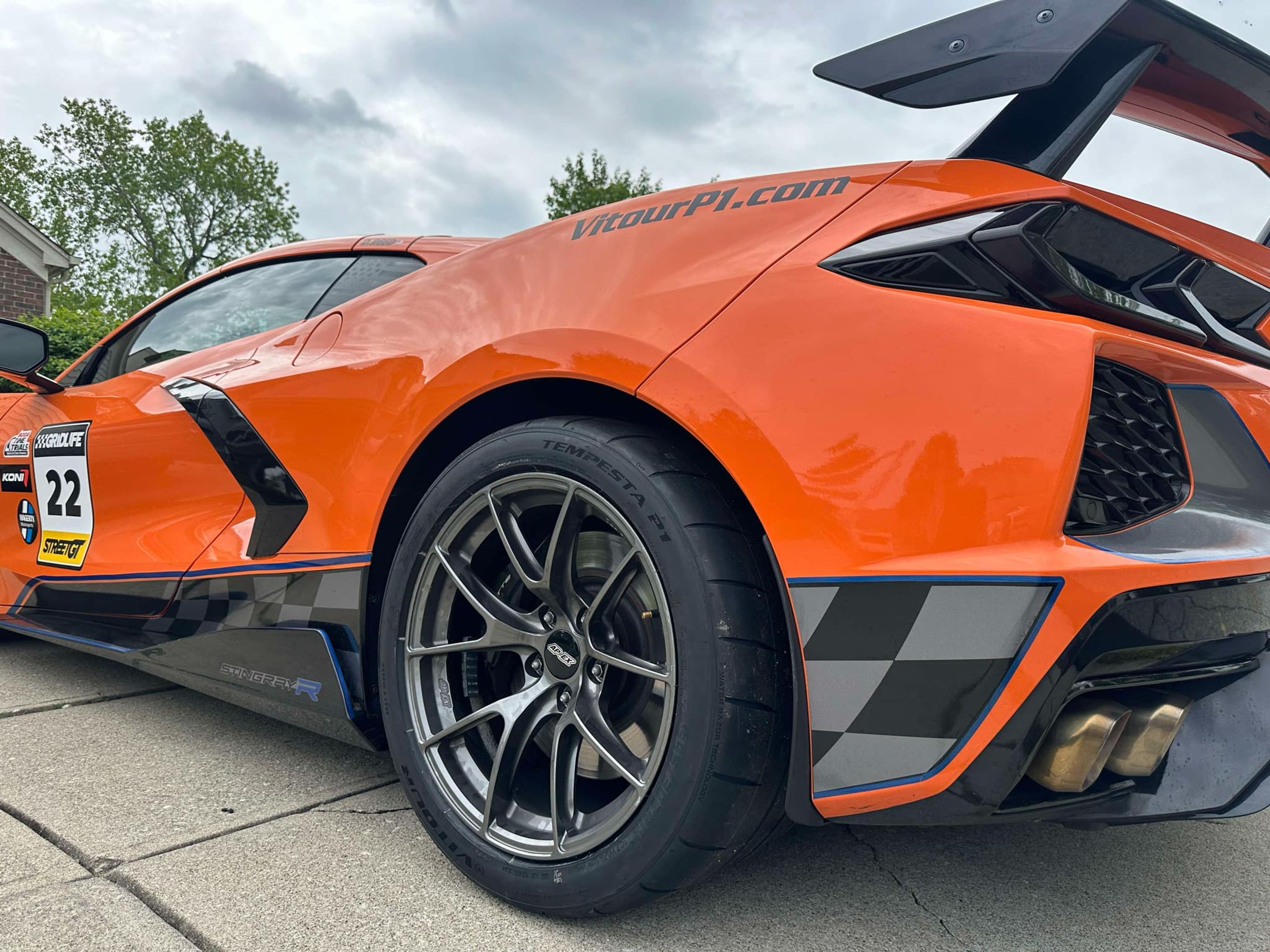 Orange Chevrolet C8 Corvette Stingray/Z51 with 18" VS-5RS Apex wheels in Anthracite