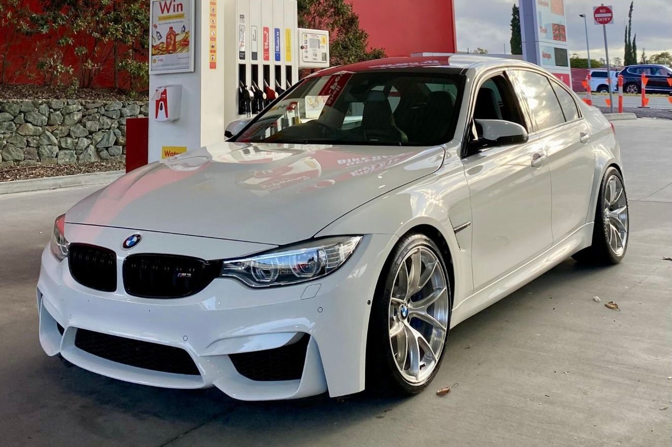 White BMW F80 M3 with 19" VS-5RS Apex wheels in Brushed Clear