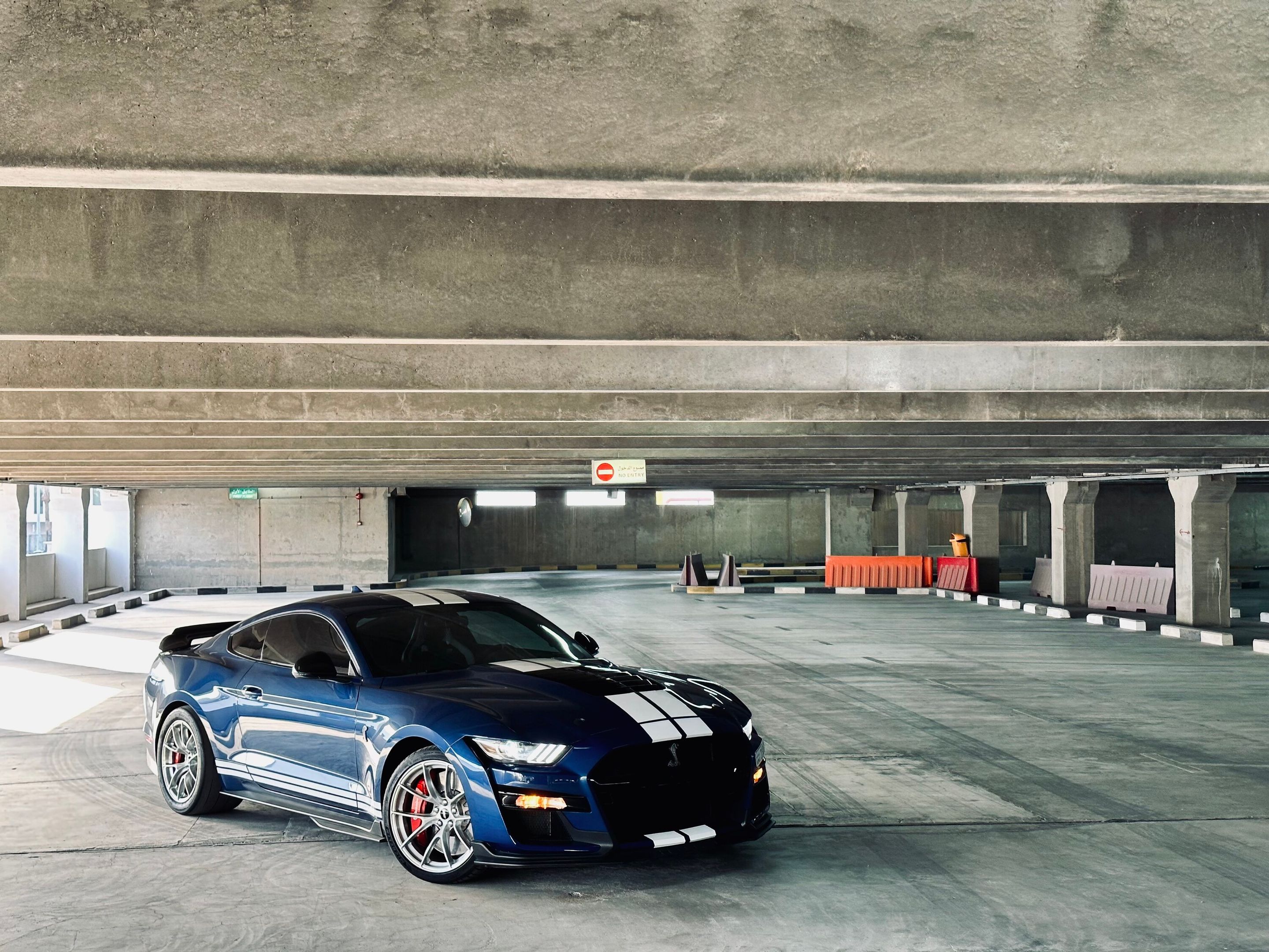 Blue Ford S550 Mustang GT500 with 20"/18" VS-5RS Apex wheels in Brushed Clear